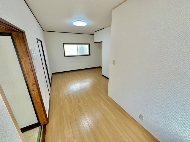 前橋市龍蔵寺町　中古住宅の居間・リビング|ここにはみんなが集い、食事と楽しい会話が始まる。話に夢中になりすぎて、ついつい時を忘れてしまう。そんな束の間の幸せを感じさせてくれる場所。