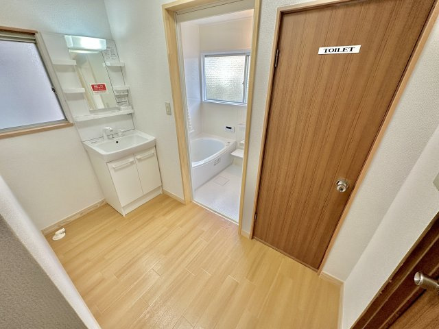 前橋市龍蔵寺町　中古住宅の脱衣所|広く、明るい洗面スペースで朝の身支度も快適に♪洗面所にも窓がついているので、換気が出来て外の新鮮な空気が取り込めて気持ちいいです♪