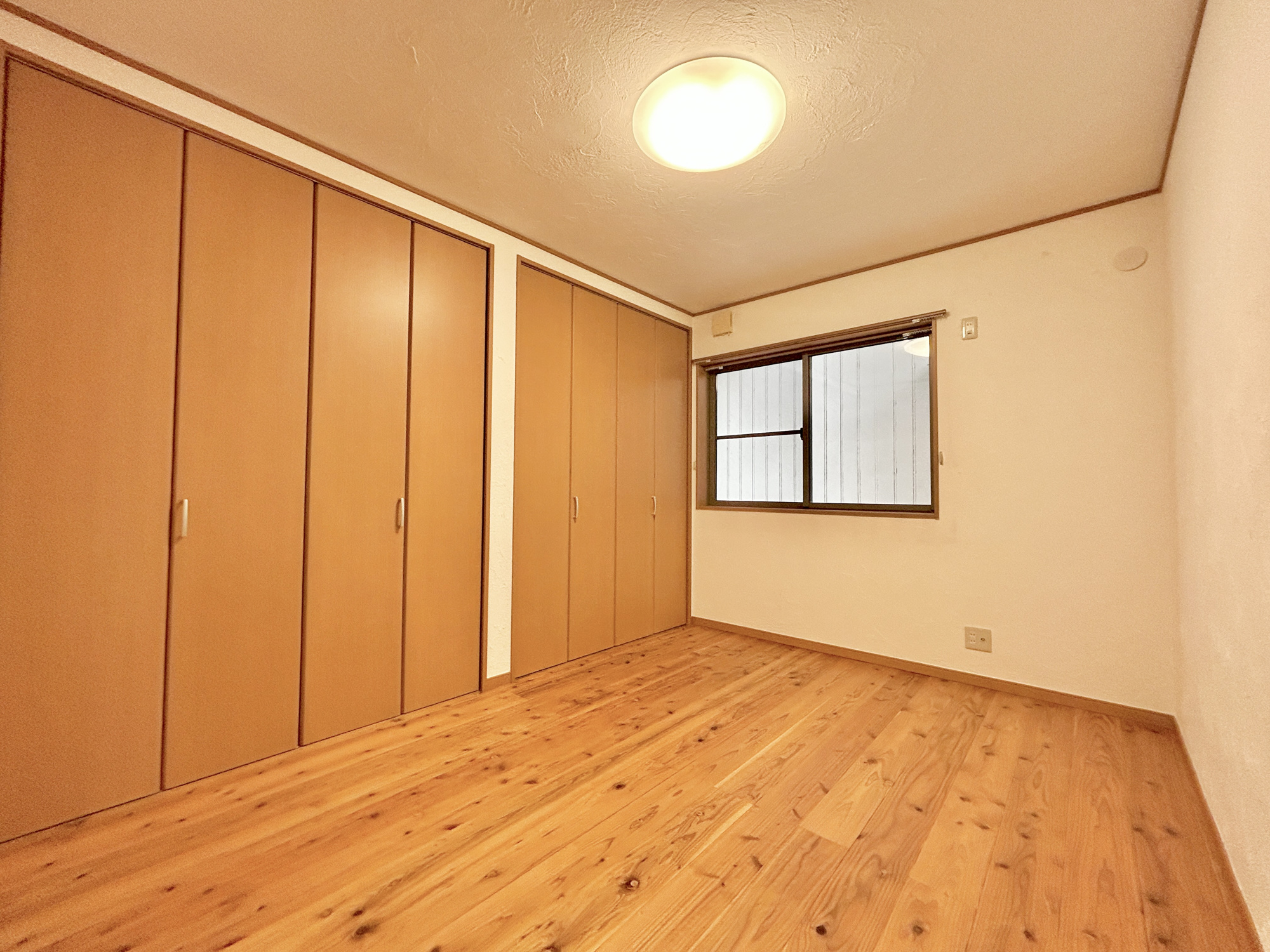 前橋六供町1丁目　中古物件の洋室|一階洋室家族一人ひとりの大切なプライベート空間。趣味に合わせて使って頂けるようシンプルに仕上げてあります。暮らし心地を大きく左右する収納を、適材適所に配置し使い勝手を考慮しました。