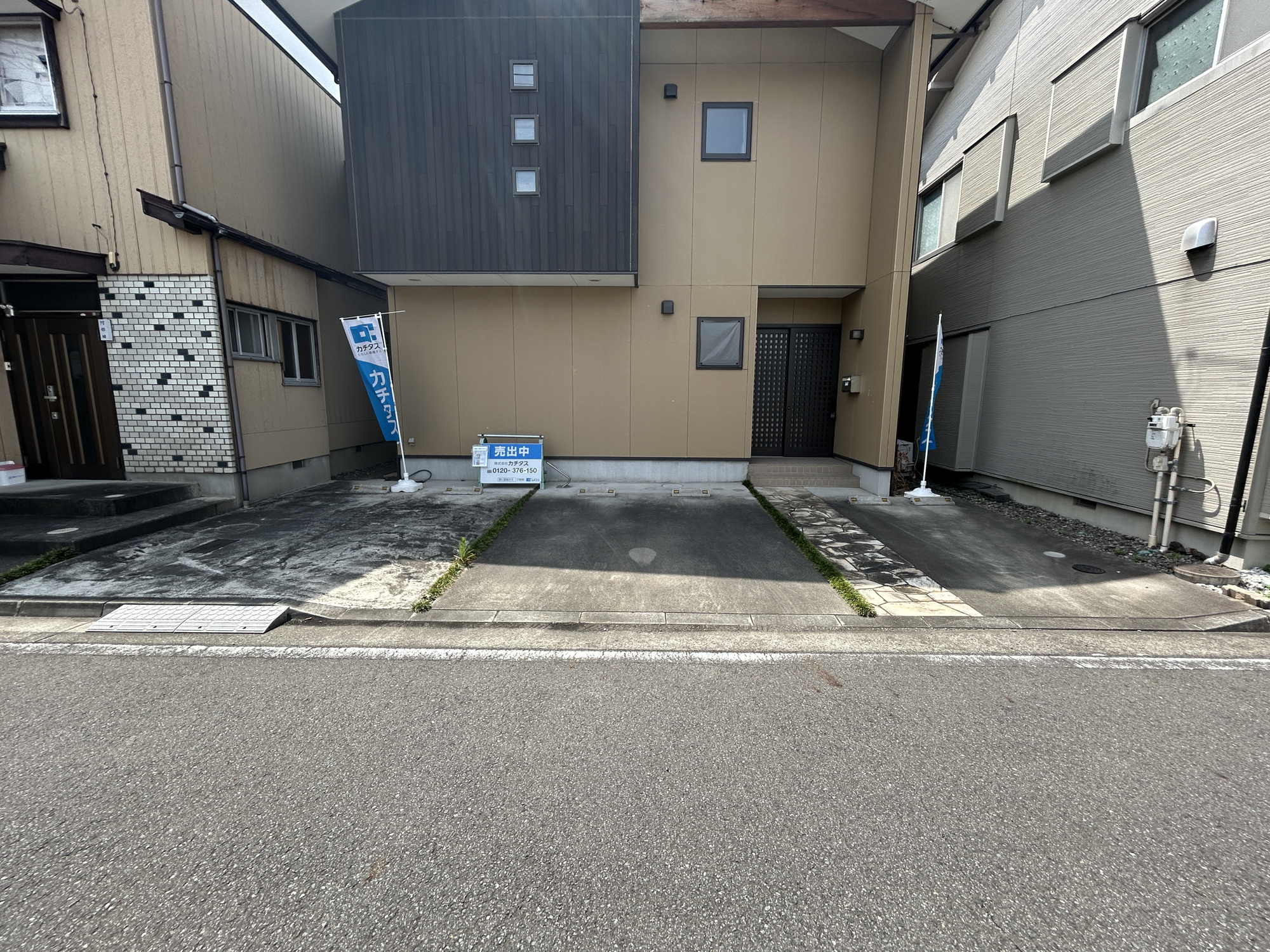 前橋六供町1丁目　中古物件の駐車場|車庫土間施工済み、駐車3台可能です(^^♪
