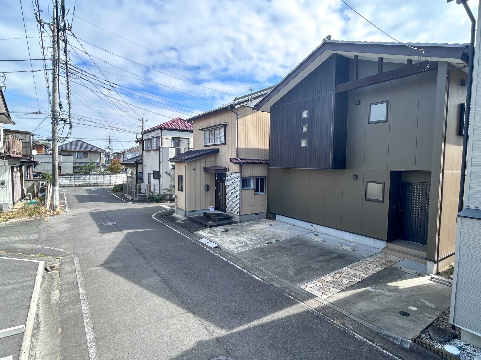 前橋六供町1丁目　中古物件の前面道路含む現地写真|低層の一戸建てを中心とした街並みが整然と続き、周辺は高い建物が建っていないので、採光や開放性に恵まれ、空が広く緑の多い閑静な趣を感じる環境です。

