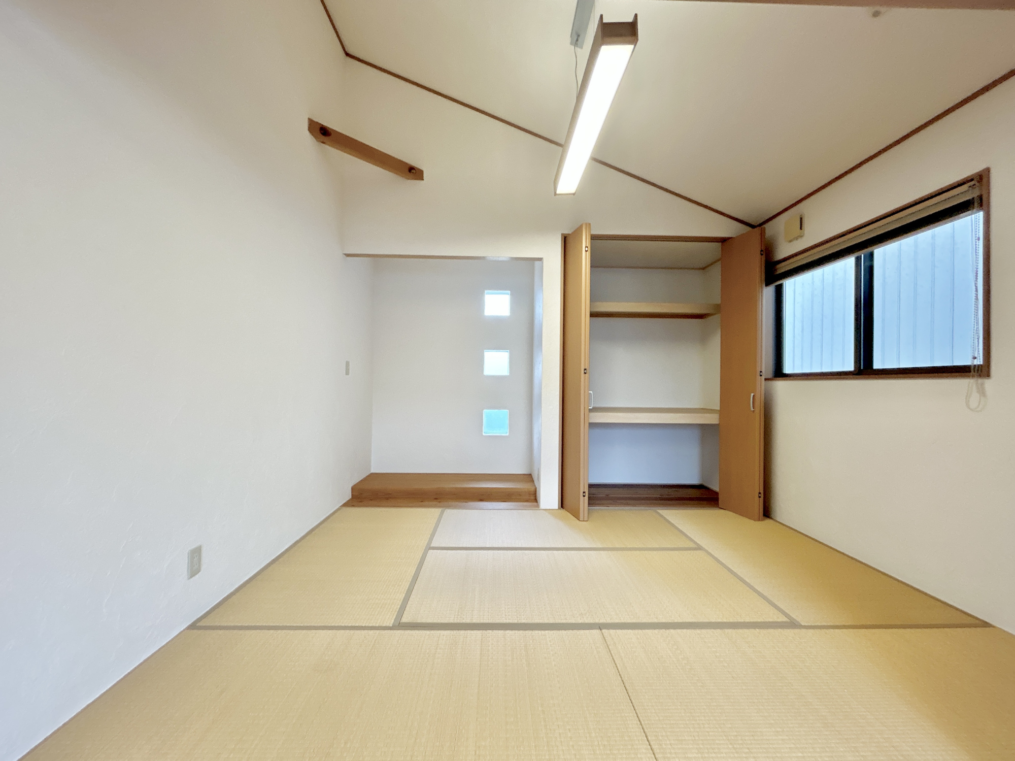 前橋六供町1丁目　中古物件の和室|リビングの隣にある和室は光が沢山取り込める窓付き。日差しを長時間受ける事が出来る暖かいお部屋です。
