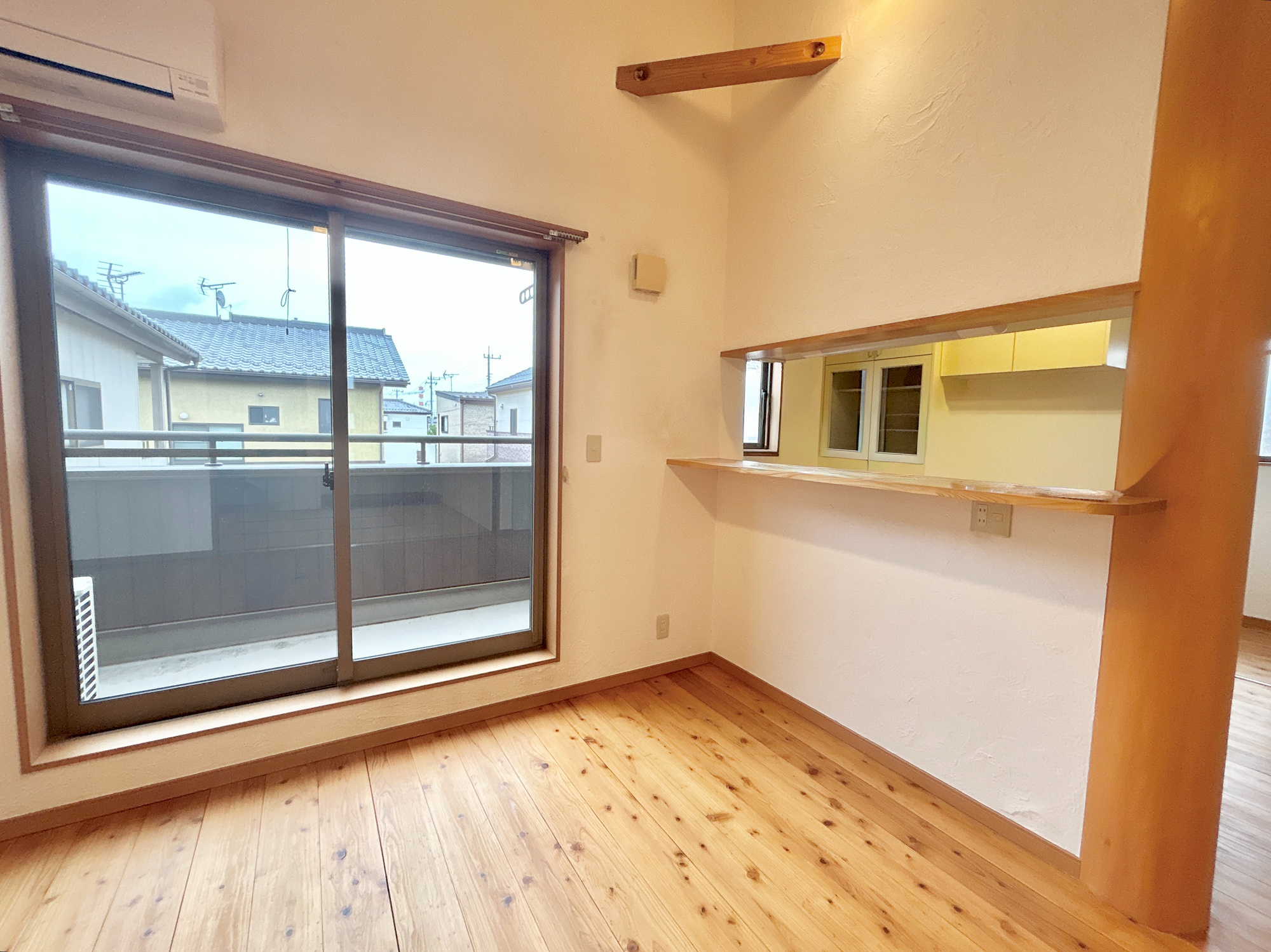 前橋六供町1丁目　中古物件のキッチン|ここにはみんなが集い、食事と楽しい会話が始まる。話に夢中になりすぎて、ついつい時を忘れてしまう。そんな束の間の幸せを感じさせてくれる場所。