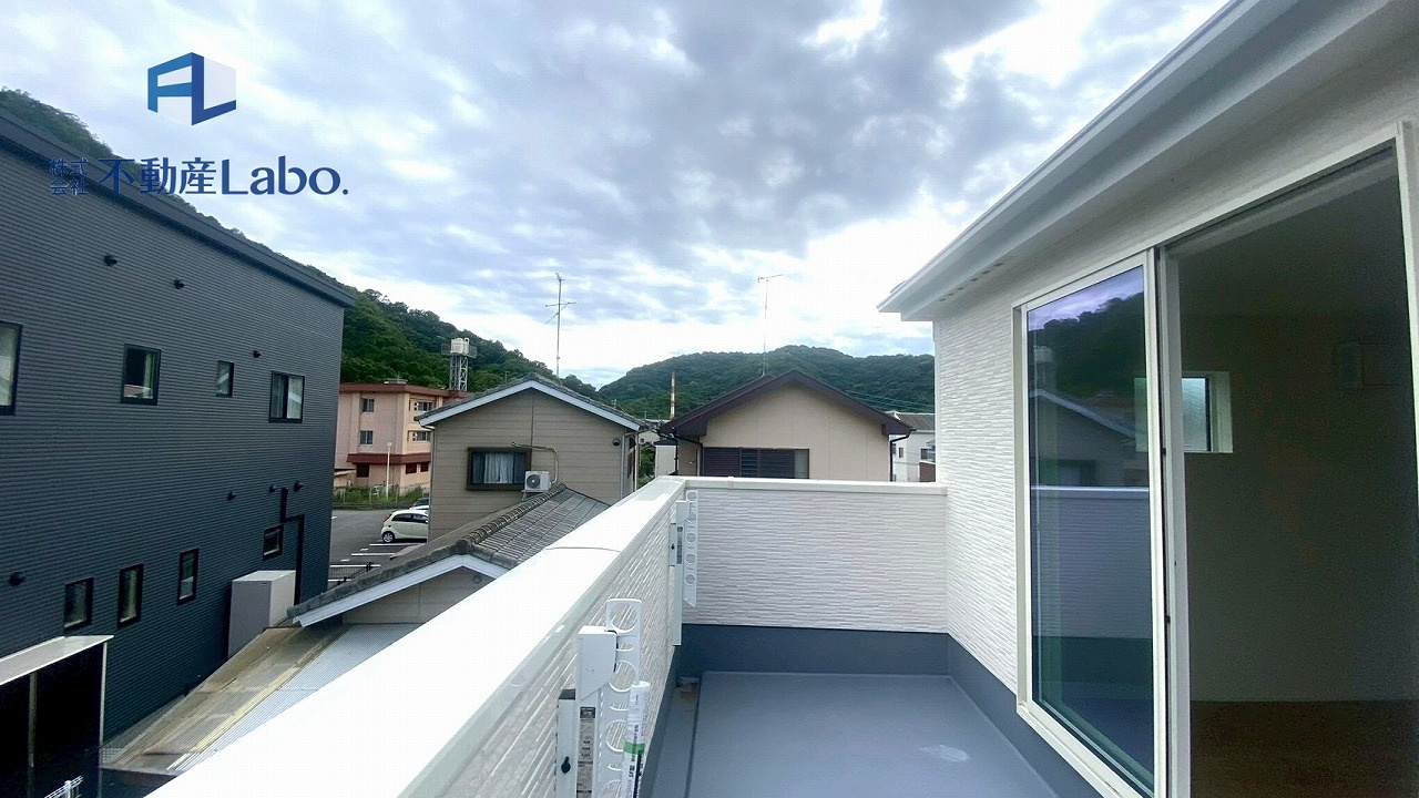 リナージュ　清水町徳倉第1期　全2棟　新築戸建てのバルコニー|●バルコニー●
可動式の物干し金物が付いており、使用しない際は収納できます♪お洗濯には十分なスペース♪