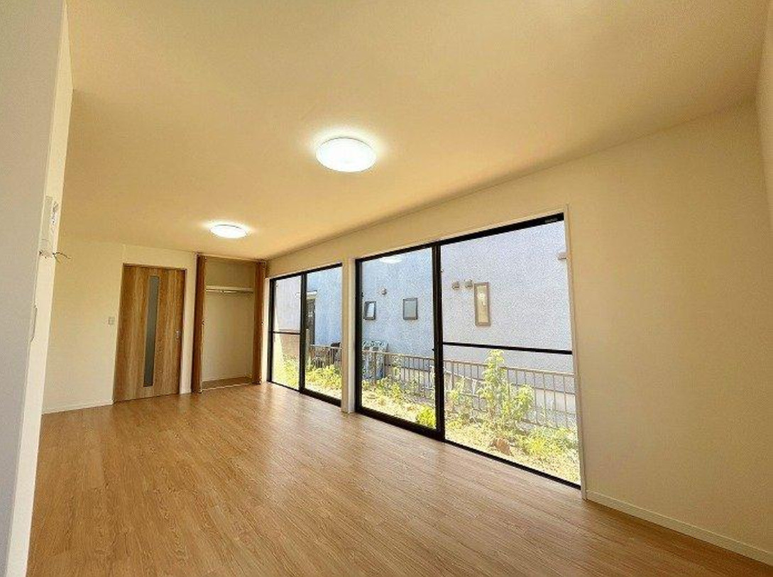 横浜市旭区中白根2丁目　中古戸建【仲介手数料半額】の居間・リビング