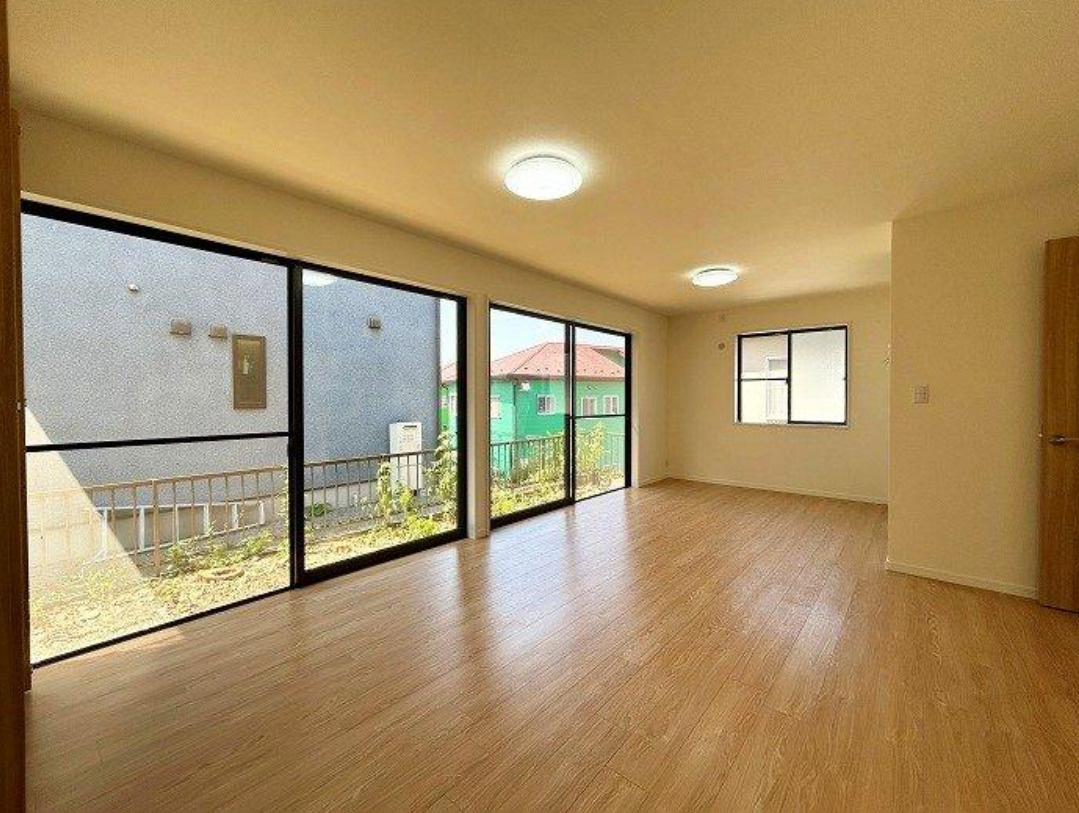 横浜市旭区中白根2丁目　中古戸建【仲介手数料半額】の居間・リビング