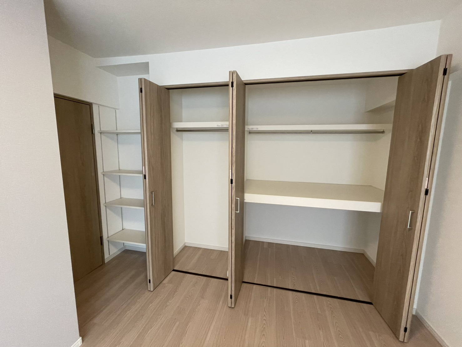 芦屋パークマンションB棟の洋室|約8.7帖洋室。たっぷり収納があって便利です。