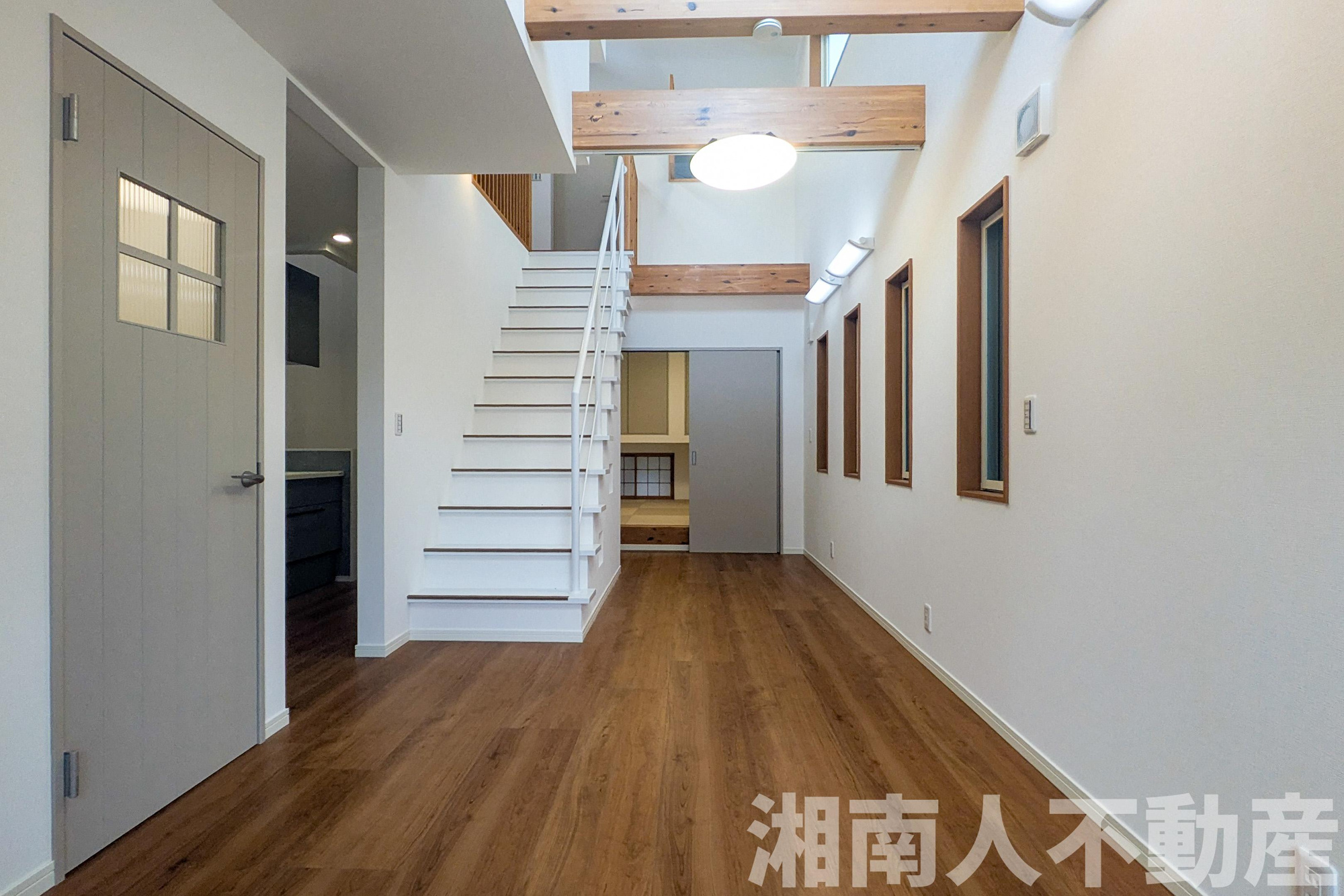 藤沢市片瀬２丁目１７－１１戸建の居間・リビング|ゆったりとしたリビングです
