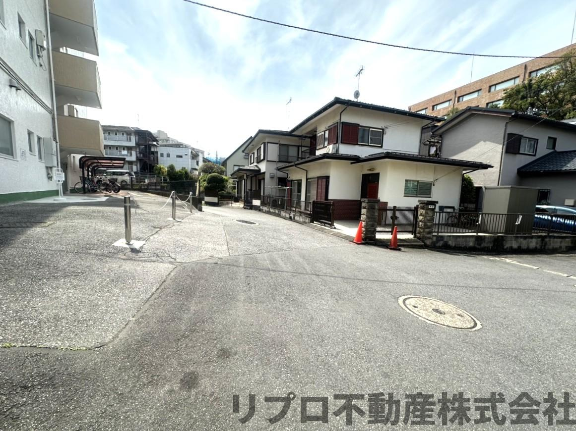 チェリーハイツの現況写真|前面道路です。周辺は閑静な住宅街となります