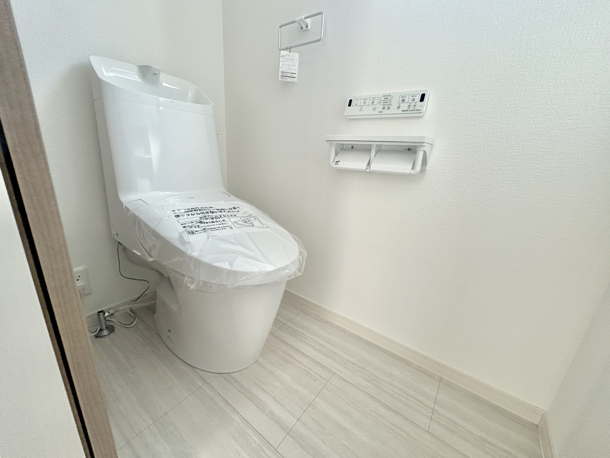 高崎市金古町　新築住宅全11区画のトイレ|節水型でエコなトイレには、今では当たり前の洗浄付き。便座を温める機能もついていて、居心地良くてトイレから出られなくなるかも！換気用に換気扇はもちろん、窓も着いているので常に快適ですね♪