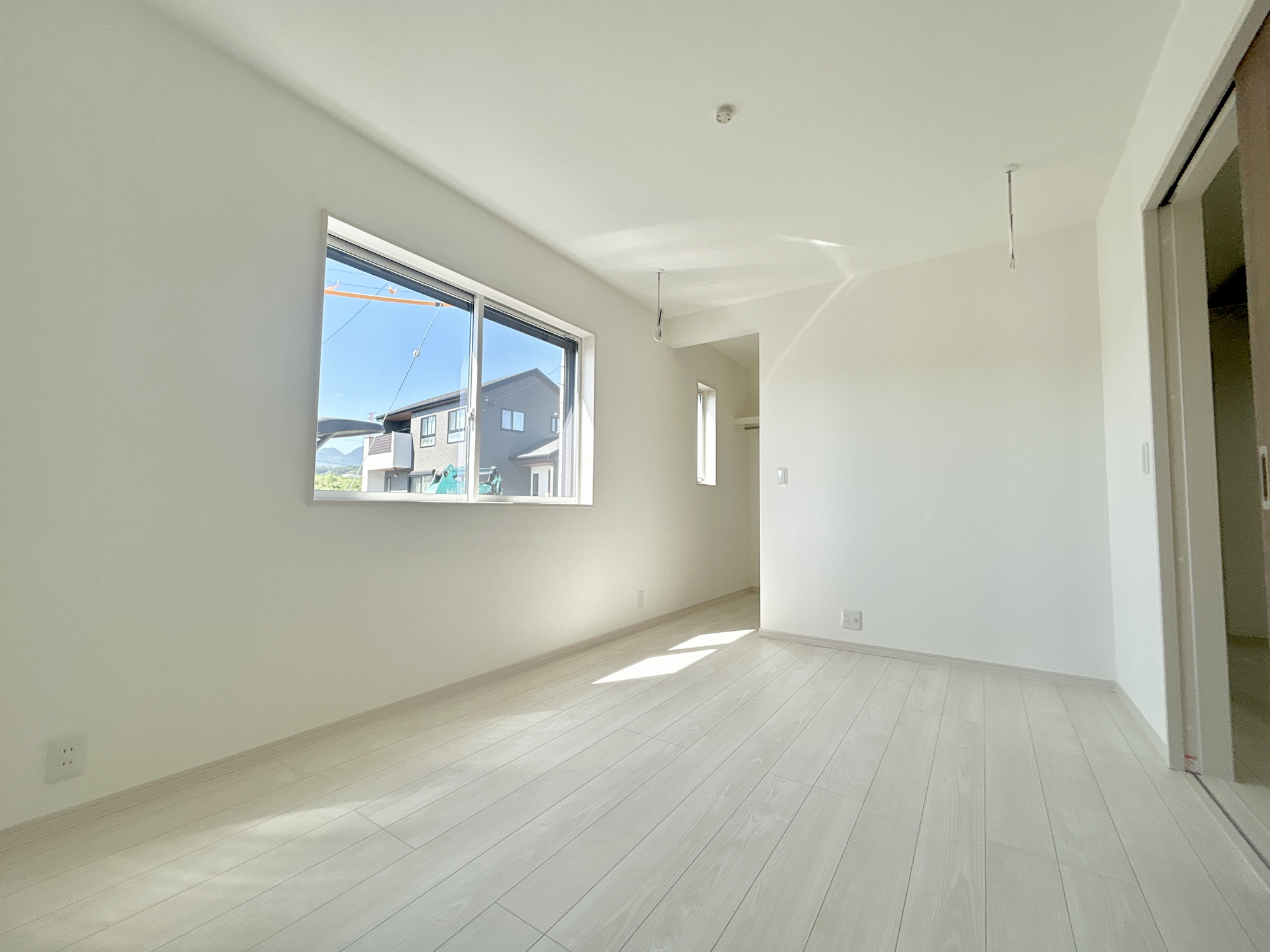 高崎市金古町　新築住宅全11区画の寝室|木目のフローリングが暖かみのある室内に。明るい寝室で心地のいい朝を迎えられそう。