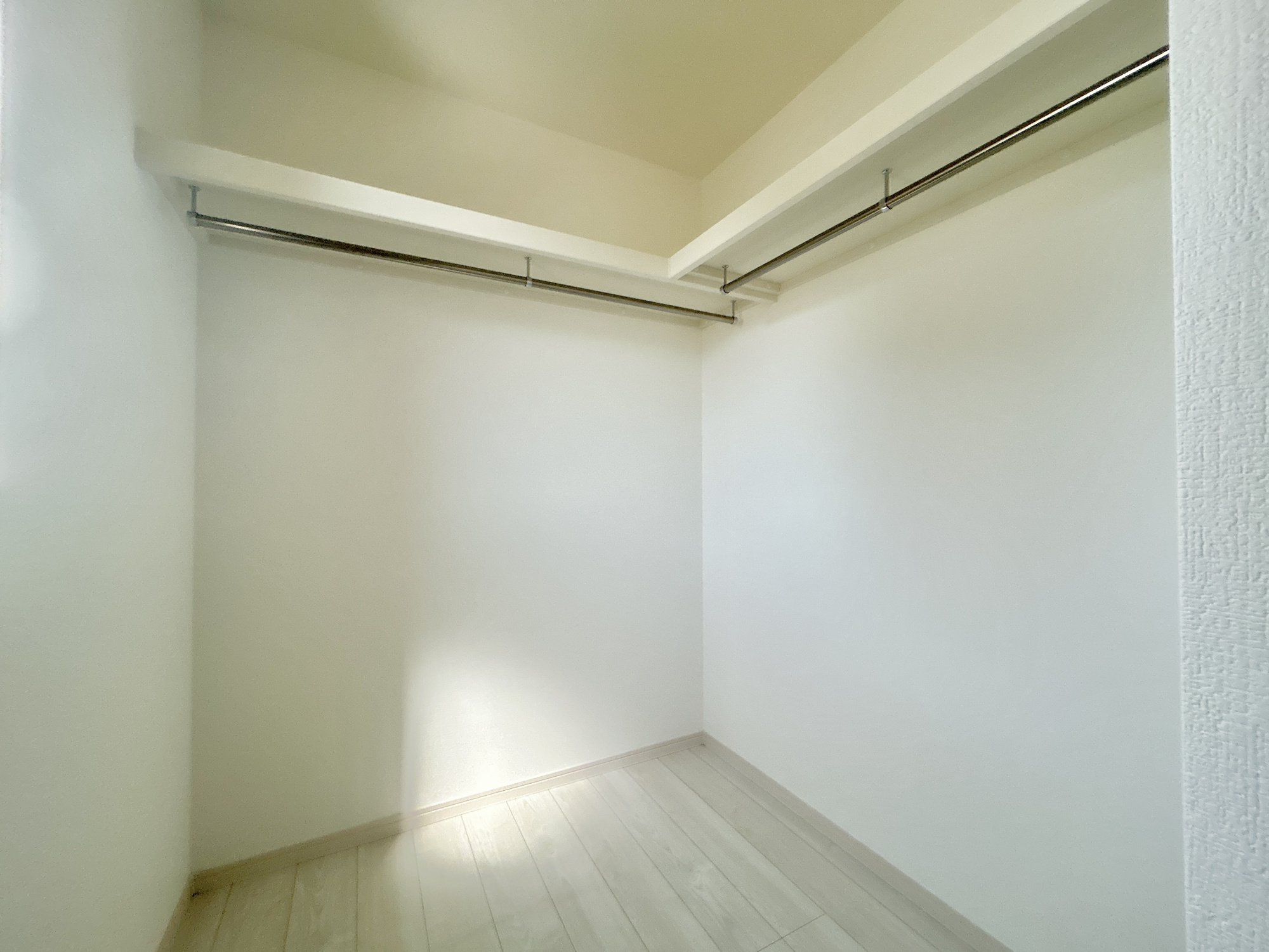 高崎市金古町　新築住宅全11区画の収納|たくさんのお洋服が入る、ウォークインクローゼット。
お洋服以外にも掃除機やスーツケースなどを一箇所に集約できるのが魅力です♪
収納ケースを置かなくていいのでお部屋の見た目にもスッキリ！