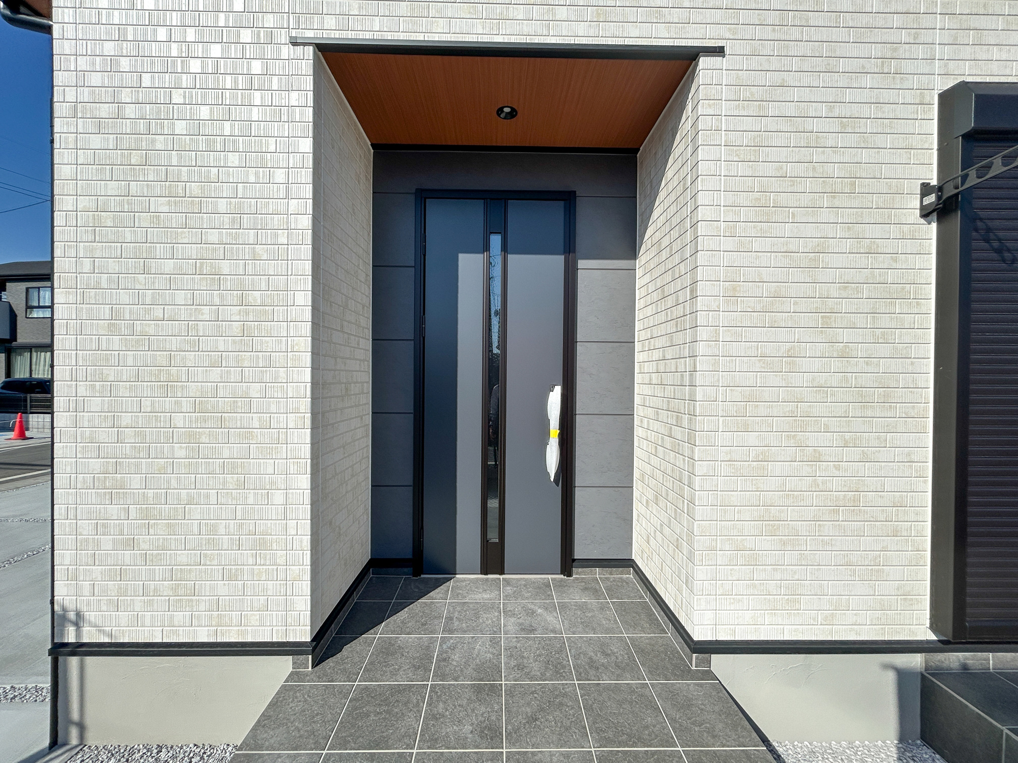 高崎市金古町　新築住宅全11区画の玄関|明るく優しいイメージの玄関アプローチ。玄関上は屋根があるので雨の心配いらず♪