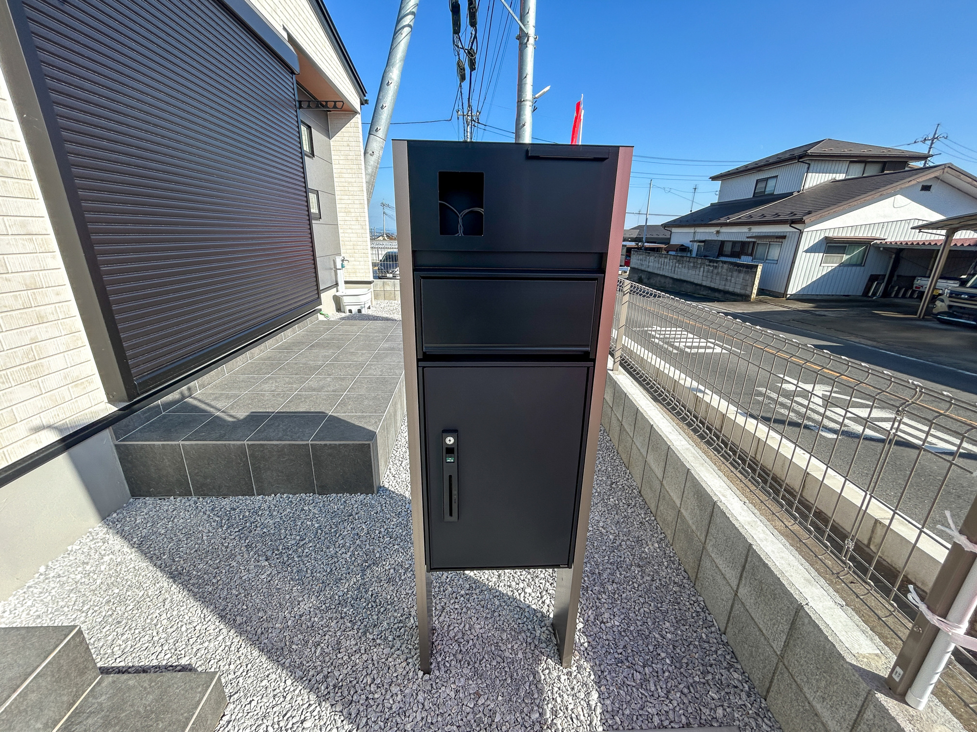 高崎市金古町　新築住宅全11区画の設備|おしゃれな機能ポールにはポスト、インターフォン、表札設置可能です♪
