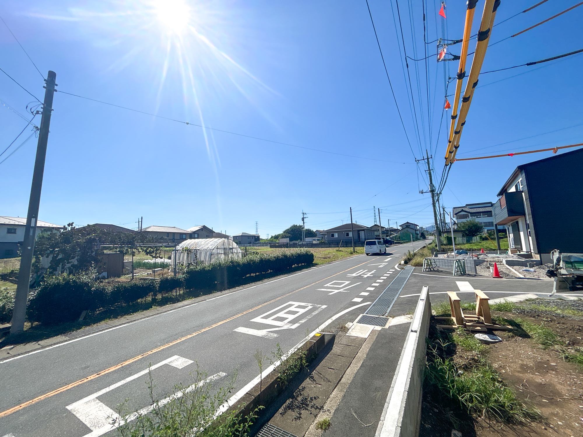 高崎市金古町　新築住宅全11区画の展望|閑静な住宅地で子育て家族にピッタリ。毎日のお散歩も快適な緑に恵まれたエリアで、自然に包まれた穏やかな暮らしを実現するための、ゆとりある住環境が整っています。緑の潤いを感じながらホッと生活できそう。