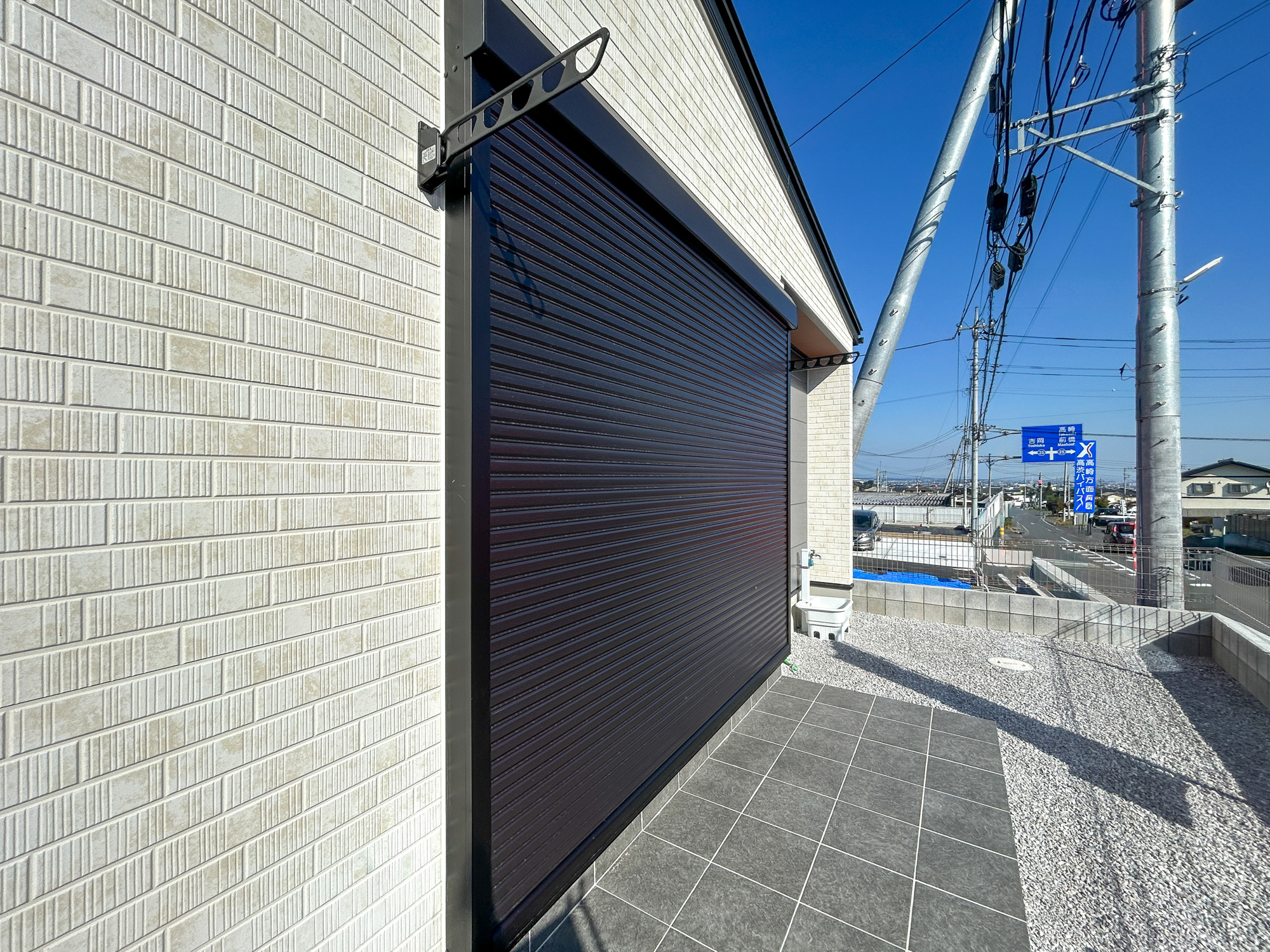 高崎市金古町　新築住宅全11区画の防犯設備|防風、防犯、防音、断熱と様々な効果を発揮するシャッター付きです♪