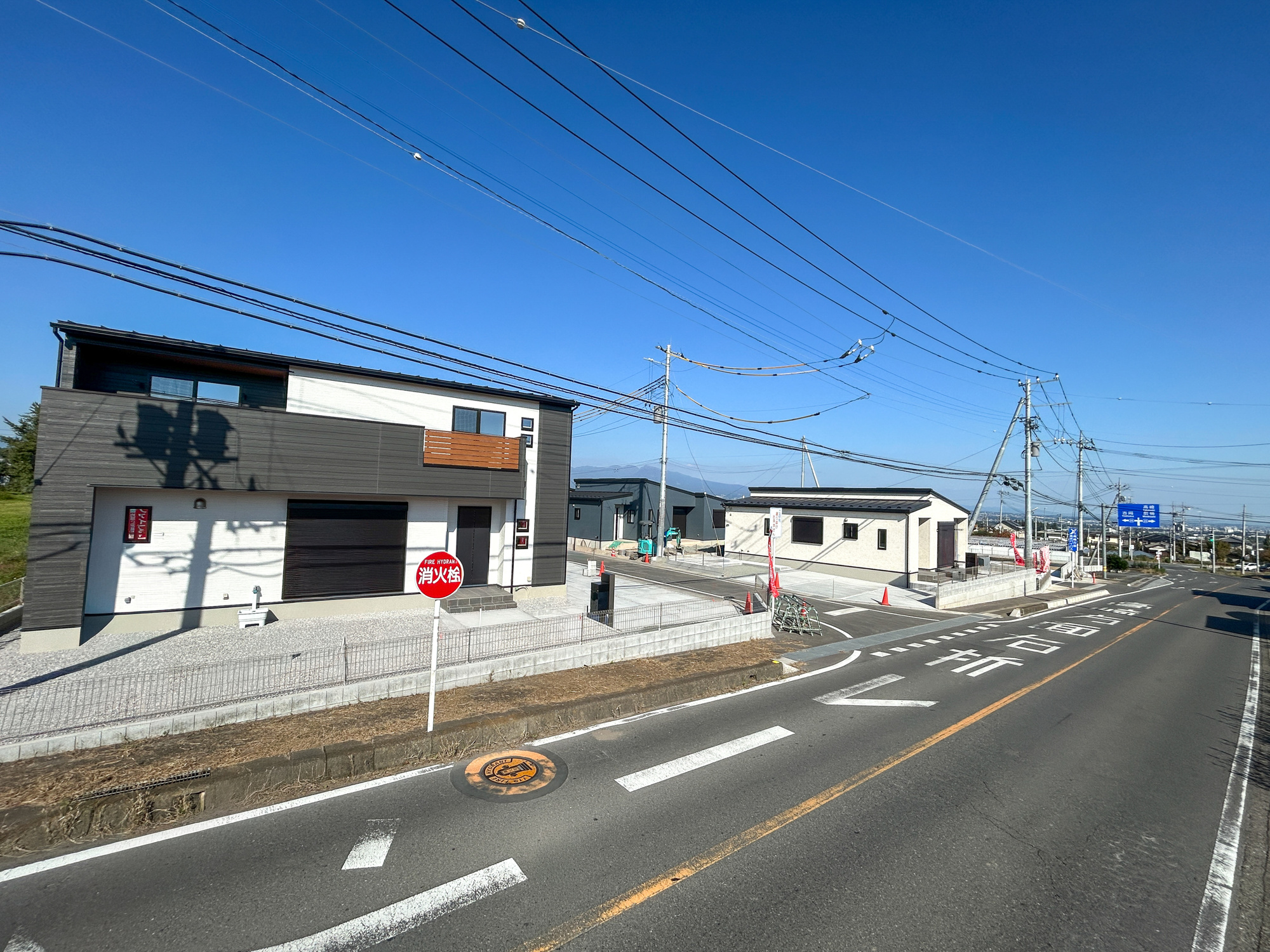 高崎市金古町　新築住宅全11区画の前面道路含む現地写真|閑静な住宅地で子育て家族にピッタリ。毎日のお散歩も快適な緑に恵まれたエリアで、自然に包まれた穏やかな暮らしを実現するための、ゆとりある住環境が整っています。

