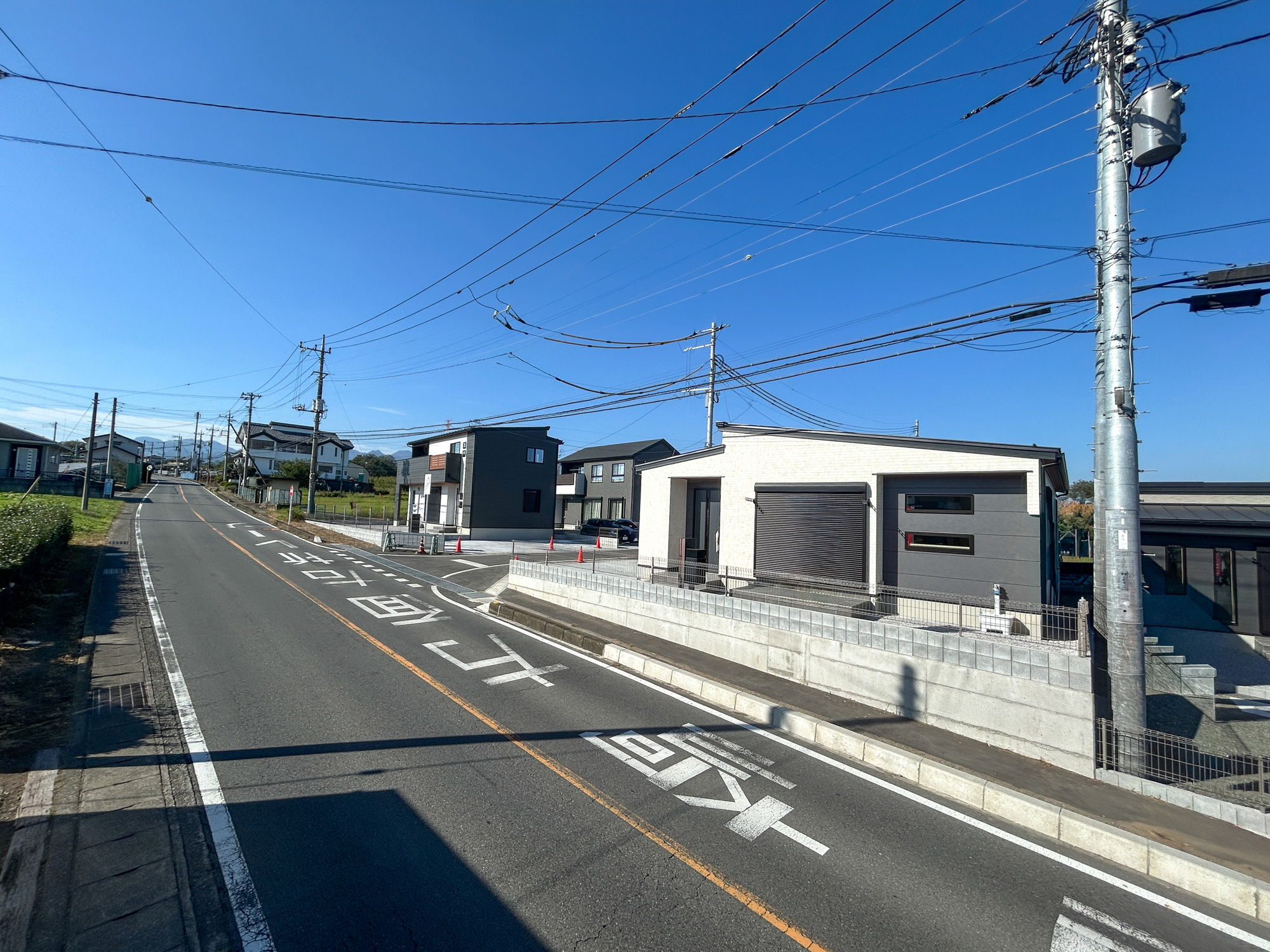 高崎市金古町　新築住宅全11区画の前面道路含む現地写真|低層の一戸建てを中心とした街並みが整然と続き、周辺は高い建物が建っていないので、採光や開放性に恵まれ、空が広く緑の多い閑静な趣を感じる環境です。


