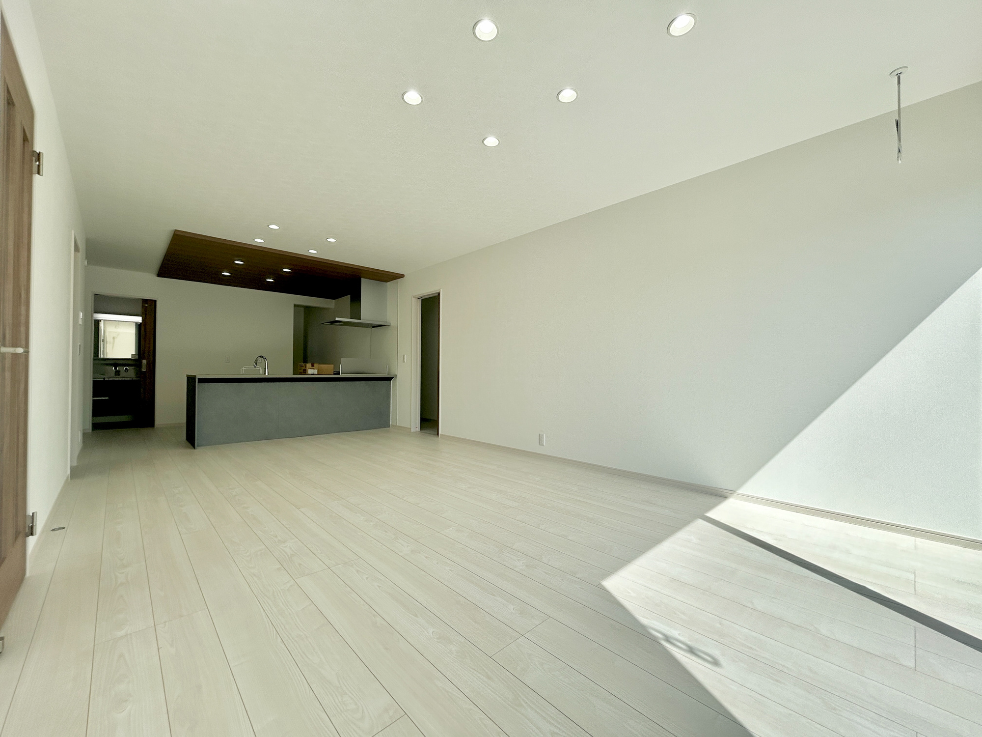 高崎市金古町　新築住宅全11区画の居間・リビング|大きく開いた窓からは、明るい陽射しが射し込みます。
爽やかな風が吹き抜ける心地良いリビングには、自然と家族が集まります。

