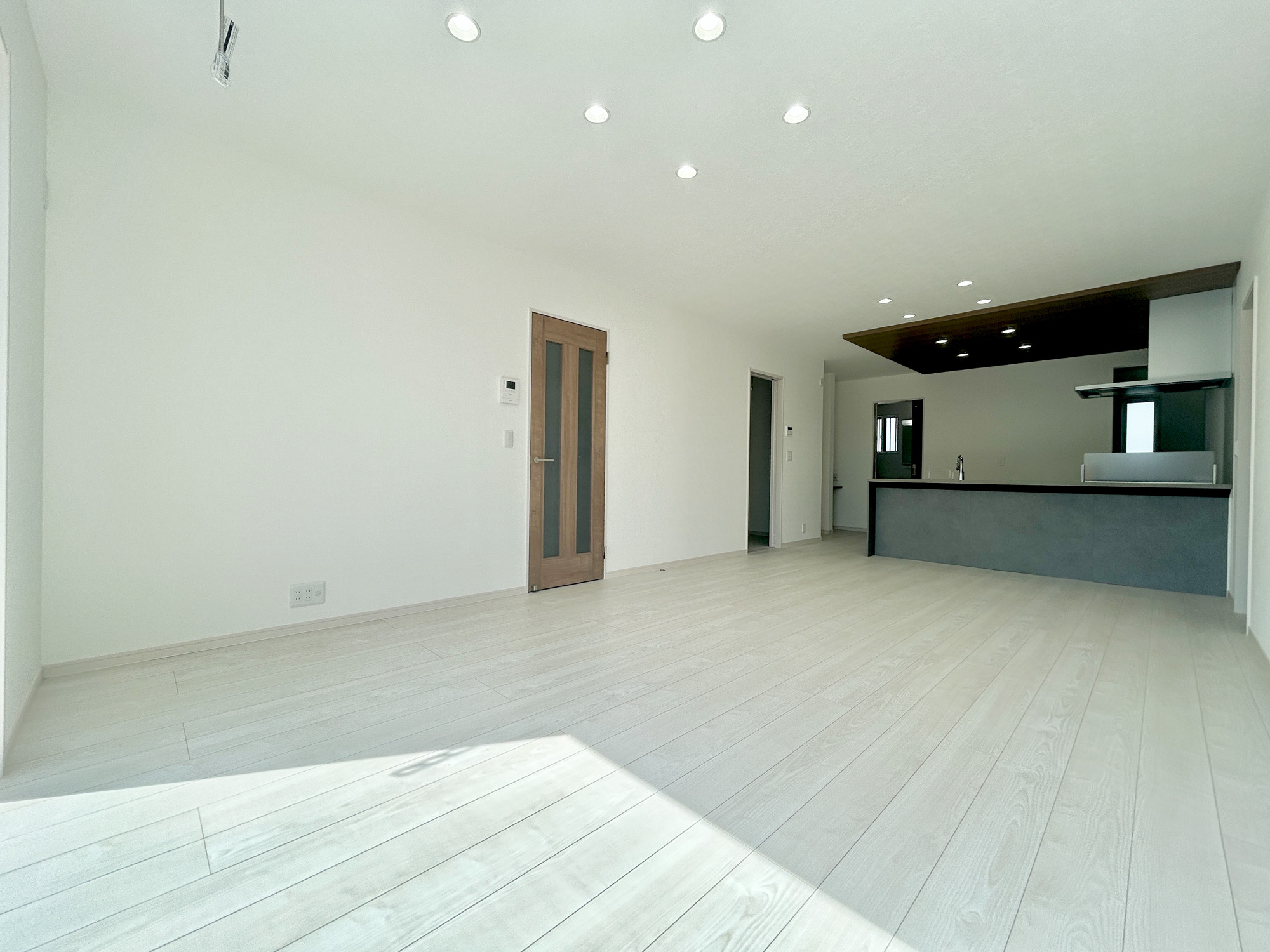 高崎市金古町　新築住宅全11区画の居間・リビング|オープンな空間を生み出す、こだわりの広がりとゆとり。家族と過ごす時間を大切にしたい方にぴったりの明るくゆとりある住空間です。窓からの日差しがリビングの隅々までしっかりと届きます！ 