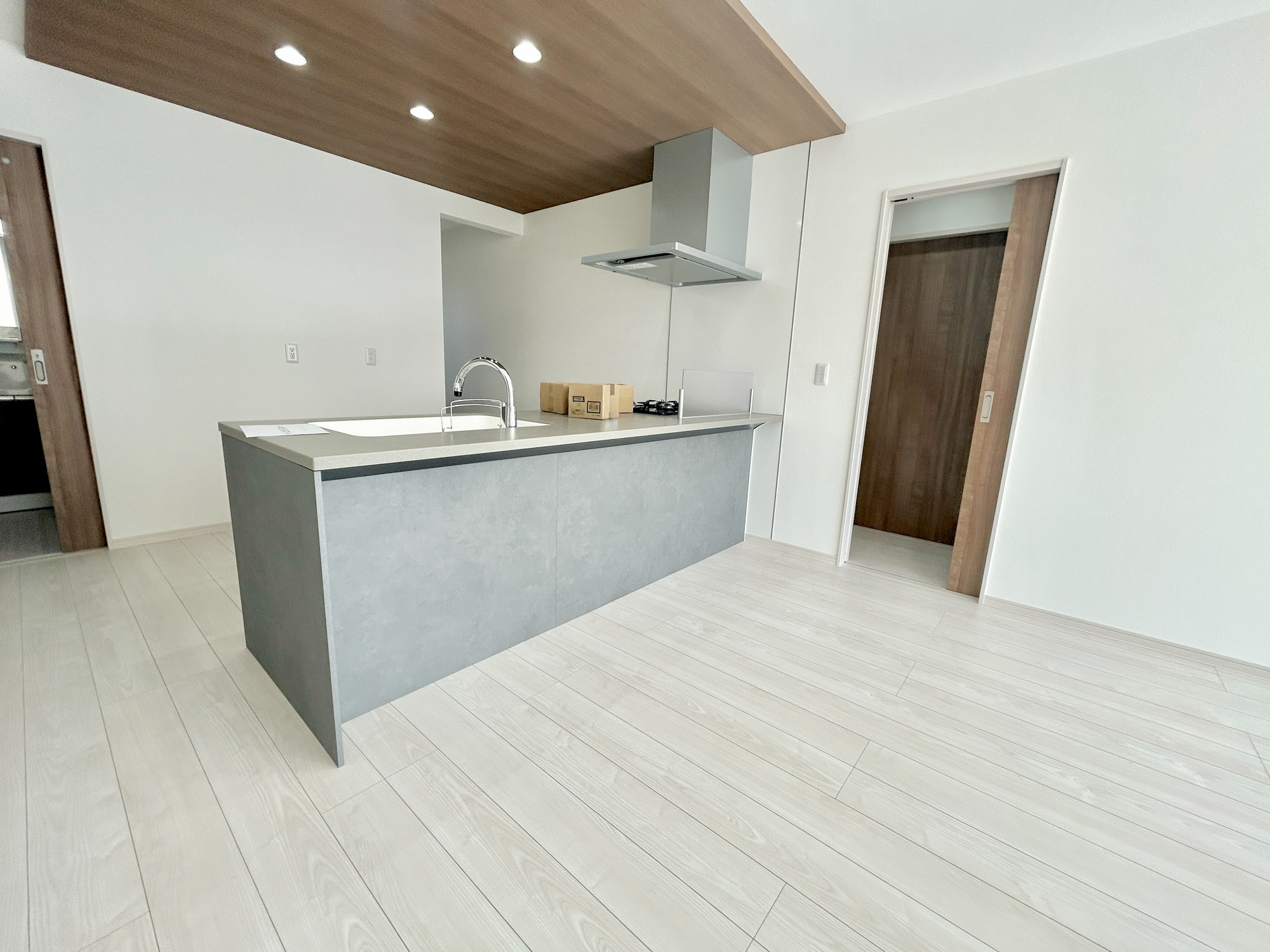高崎市金古町　新築住宅全11区画の居間・リビング|ここにはみんなが集い、食事と楽しい会話が始まる。話に夢中になりすぎて、ついつい時を忘れてしまう。そんな束の間の幸せを感じさせてくれる場所。