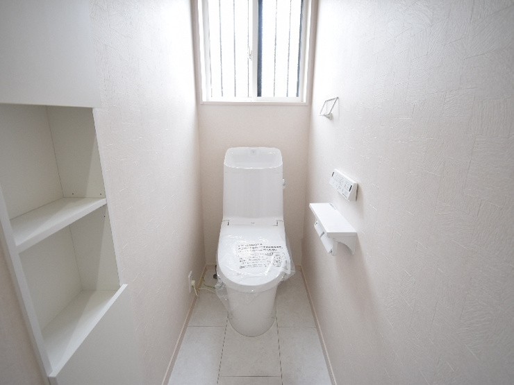【２号棟：トイレ】トイレを2カ所に設け、家族それぞれが使いやすい配置。朝の忙しい時間帯も混みにくく、来客時にも使い分けができます