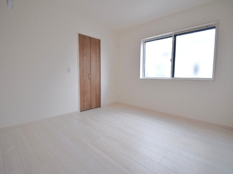 【２号棟：主寝室】7帖の主寝室はベッドや家具を配置しても圧迫感が出にくいのが魅力。朝の身支度から就寝までゆったり使える広さです