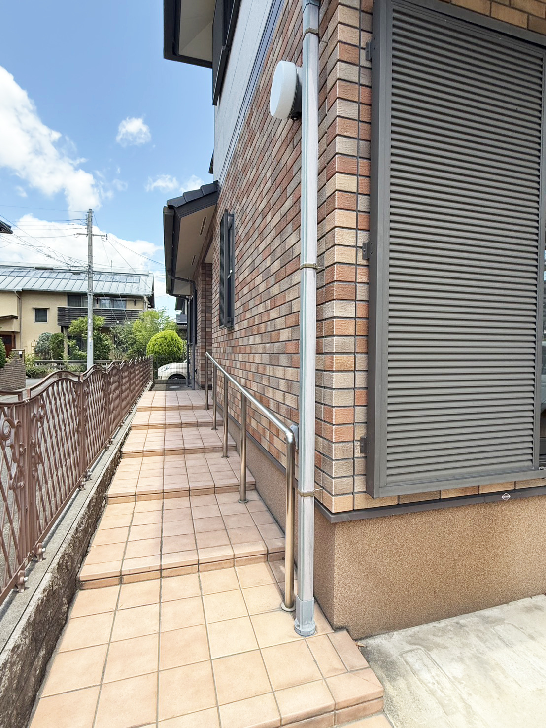 茨木市白川２丁目一戸建の玄関|駐車場から玄関へ繋がるおしゃれなスペースです。