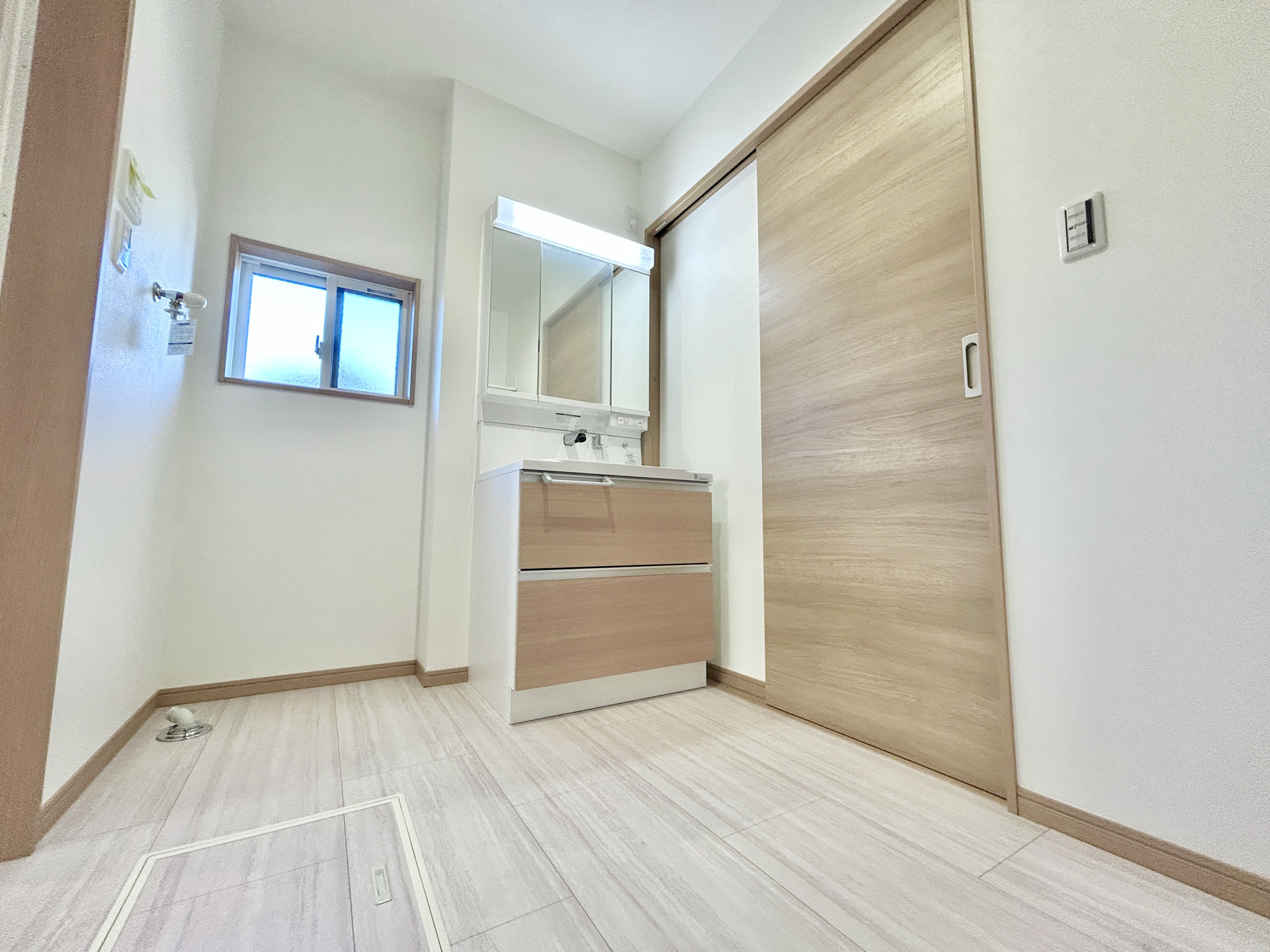 前橋市下小出町第5期　新築住宅全8棟の独立洗面台|広く、明るい洗面スペースで朝の身支度も快適に♪３面鏡で髪のセットやお化粧もストレスなくこなせ、鏡の裏にはたっぷりと収納スペースを標準装備！