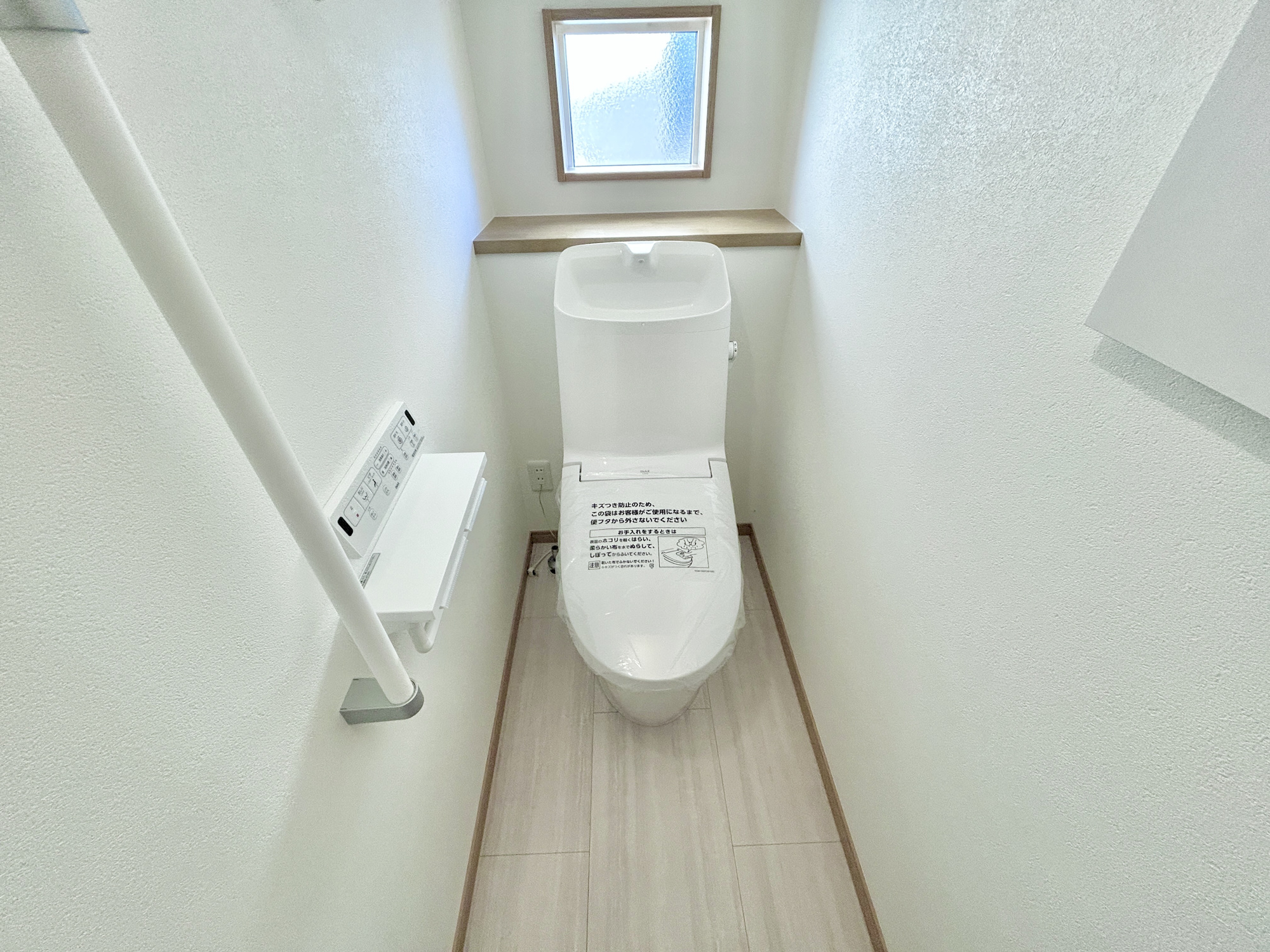 前橋市下小出町第5期　新築住宅全8棟のトイレ|節水型でエコなトイレには、今では当たり前の洗浄付き。便座を温める機能もついていて、居心地良くてトイレから出られなくなるかも！換気用に換気扇はもちろん、窓も着いているので常に快適ですね♪