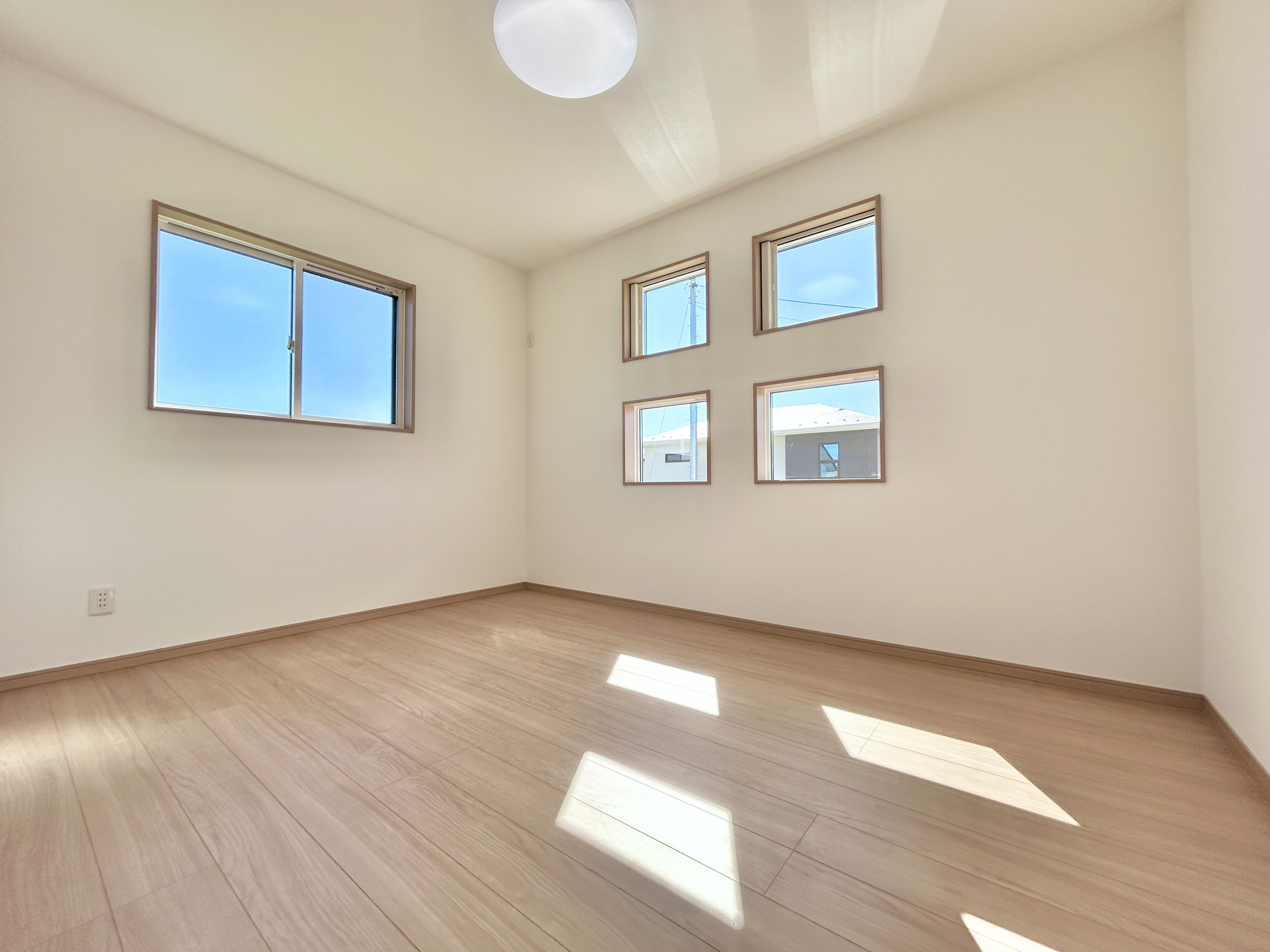 前橋市下小出町第5期　新築住宅全8棟の寝室|木目のフローリングが暖かみのある室内に。明るい寝室で心地のいい朝を迎えられそう。