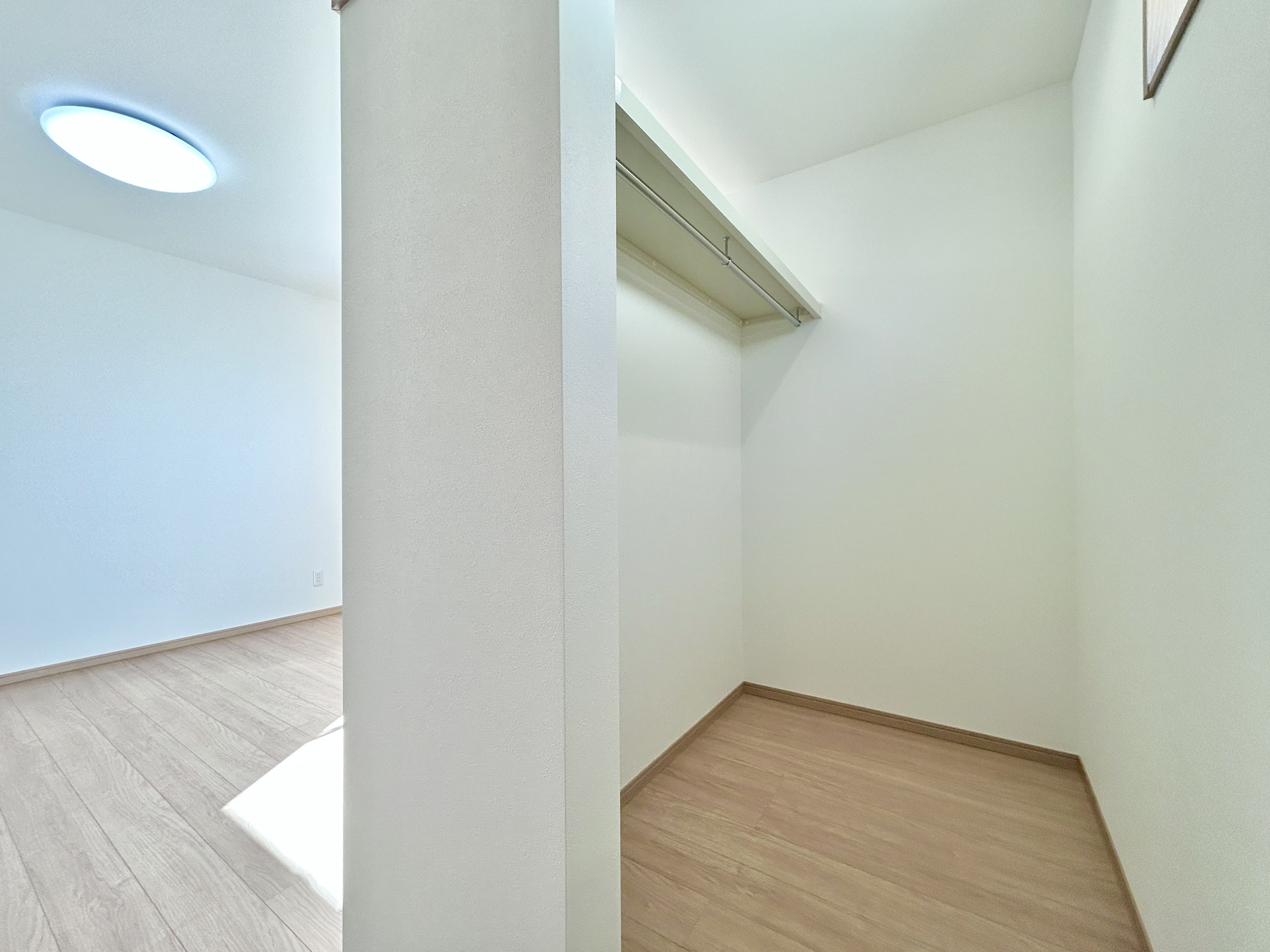前橋市下小出町第5期　新築住宅全8棟の収納|たくさんのお洋服が入る、ウォークインクローゼット。
お洋服以外にも掃除機やスーツケースなどを一箇所に集約できるのが魅力です♪
収納ケースを置かなくていいのでお部屋の見た目にもスッキリ！