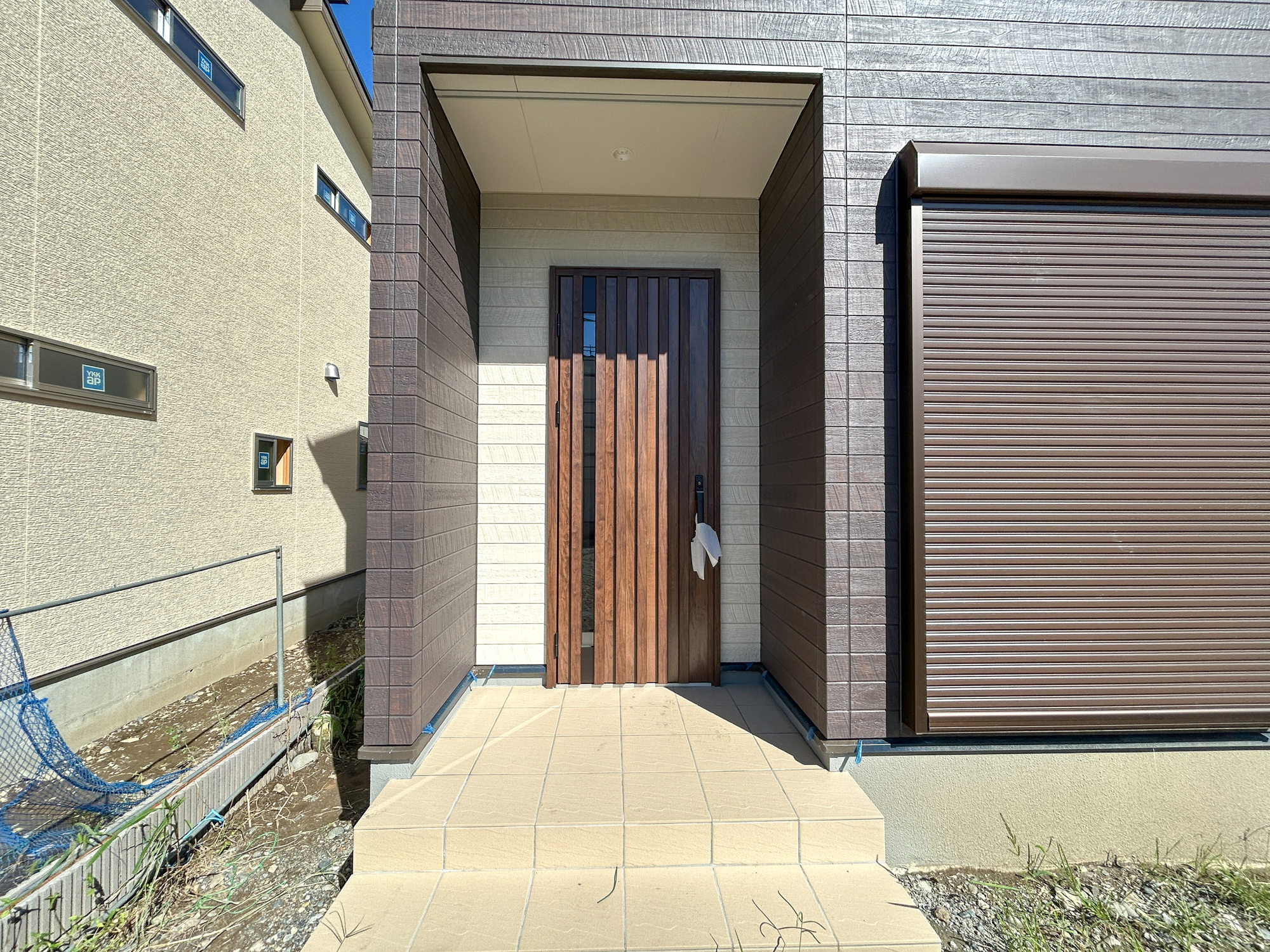 前橋市下小出町第5期　新築住宅全8棟の玄関|明るく優しいイメージの玄関アプローチ。玄関上は屋根があるので雨の心配いらず♪