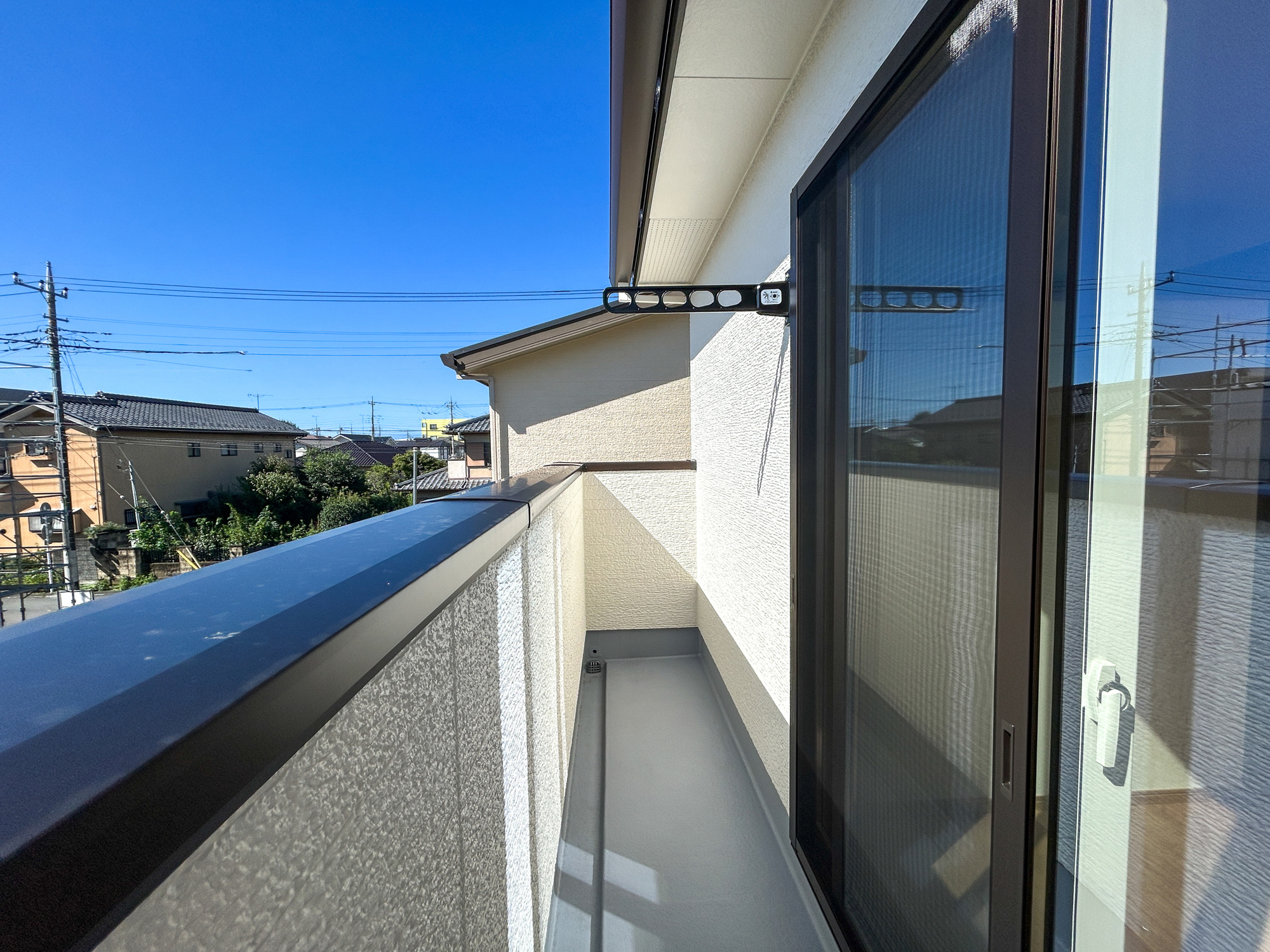 前橋市下小出町第5期　新築住宅全8棟のバルコニー|開放的なバルコニーは見晴らしもよく、太陽の温かな温もりをめいっぱい受け止めてくれます。太陽の光と爽やかな風を受けたお洗濯物はあっという間に乾き、取りこむ時には太陽の匂いを感じられそうですね。