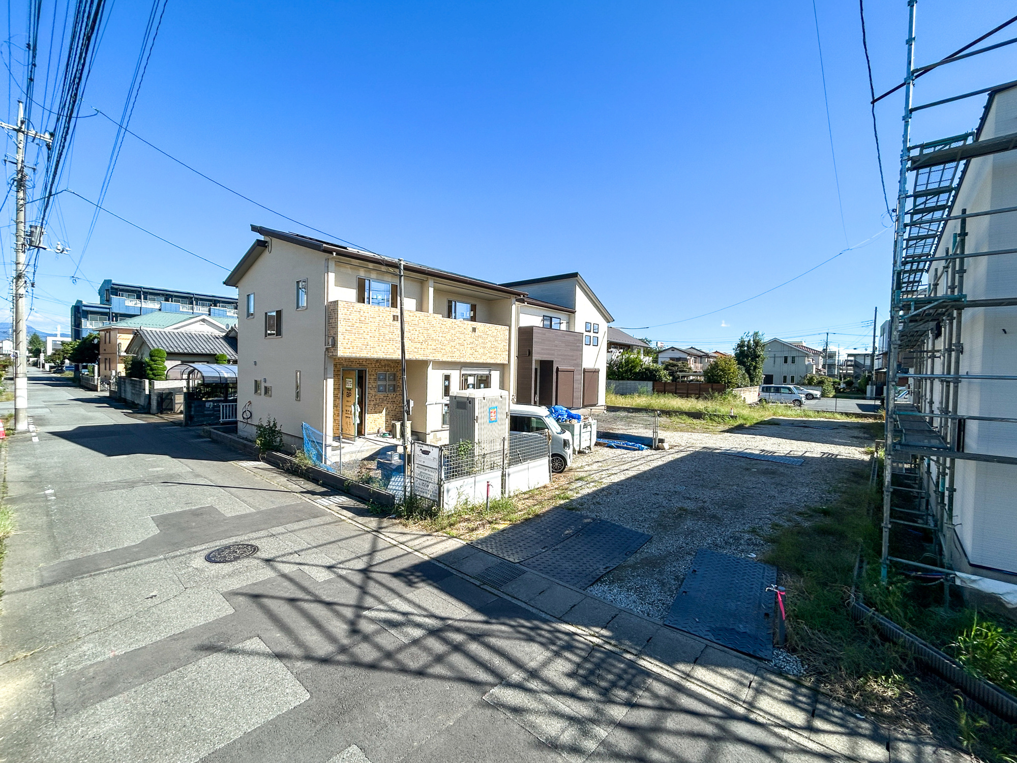 前橋市下小出町第5期　新築住宅全8棟の前面道路含む現地写真|低層の一戸建てを中心とした街並みが整然と続き、周辺は高い建物が建っていないので、採光や開放性に恵まれ、空が広く緑の多い閑静な趣を感じる環境です。

