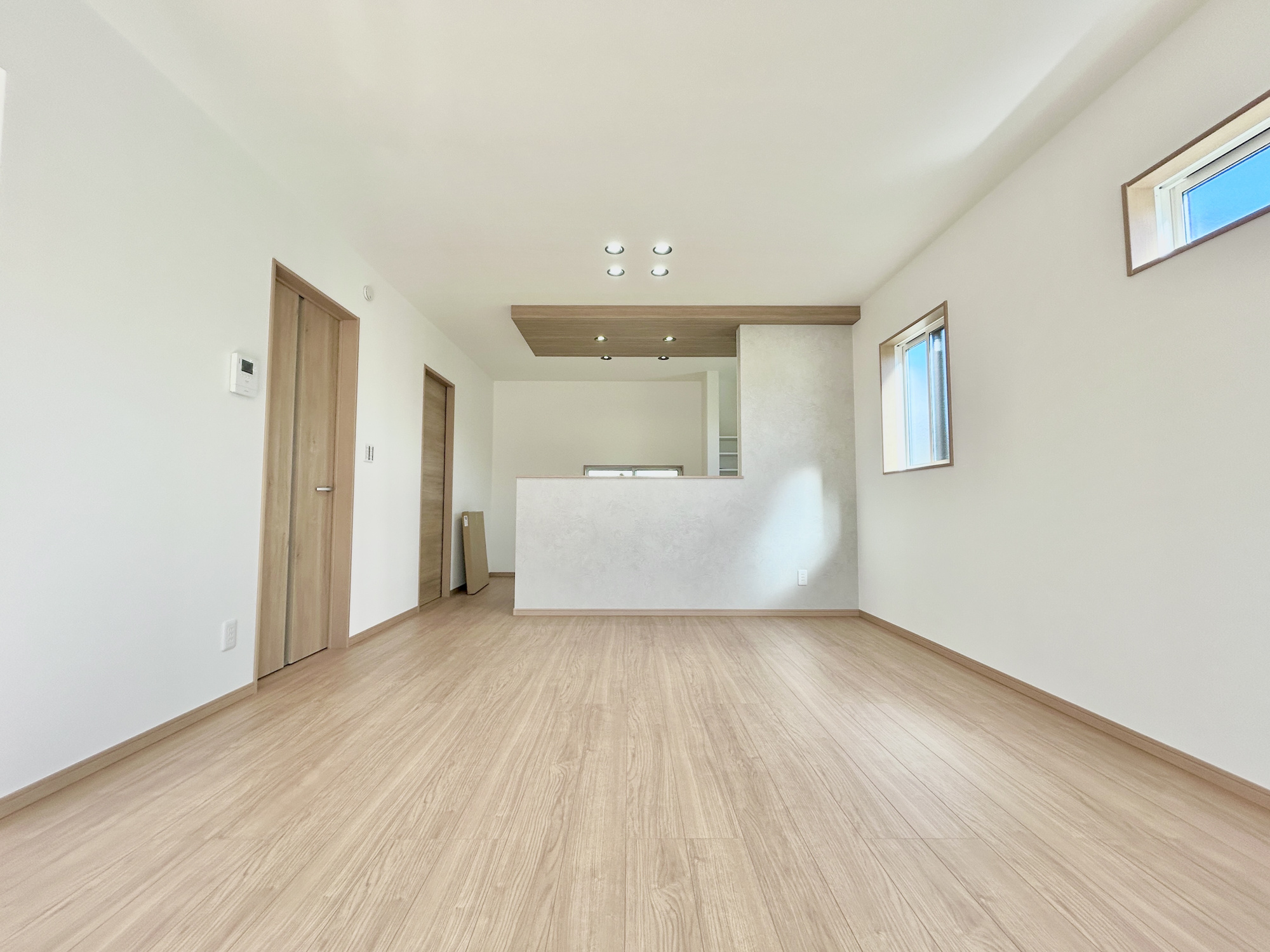 前橋市下小出町第5期　新築住宅全8棟の居間・リビング|大きく開いた窓からは、明るい陽射しが射し込みます。
爽やかな風が吹き抜ける心地良いリビングには、自然と家族が集まります。
