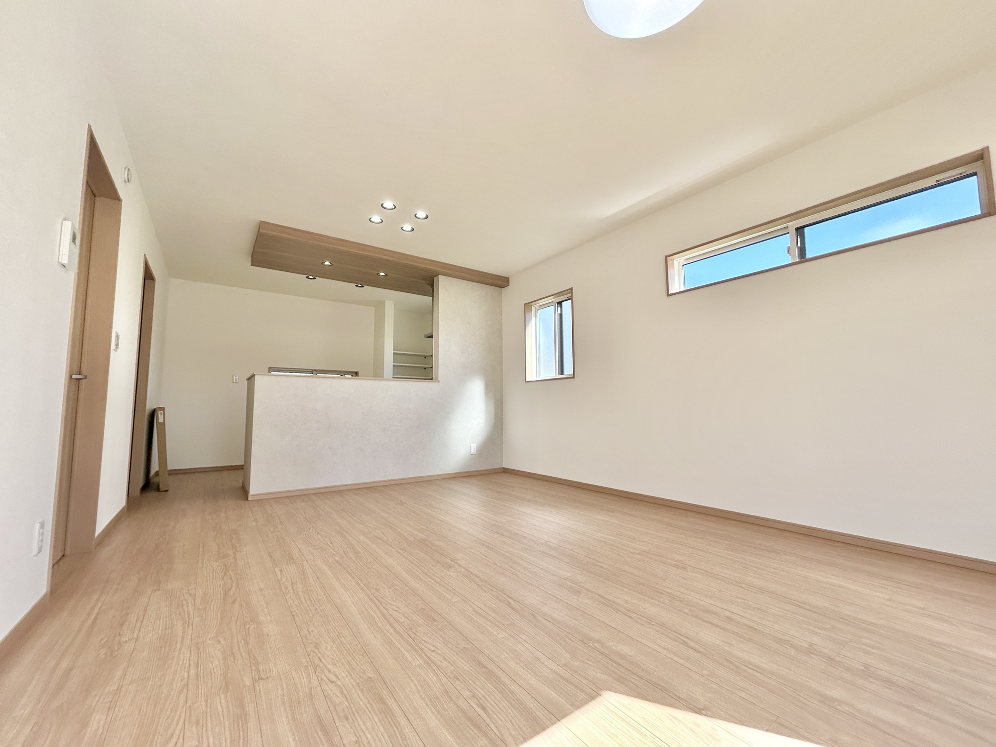 前橋市下小出町第5期　新築住宅全8棟の居間・リビング|室内にいても、たっぷりの陽光と爽やかな風を感じて頂ける、開放感あふれるリビングです。
ご家族と穏やかに過ごす、心地の良い時間が流れます。