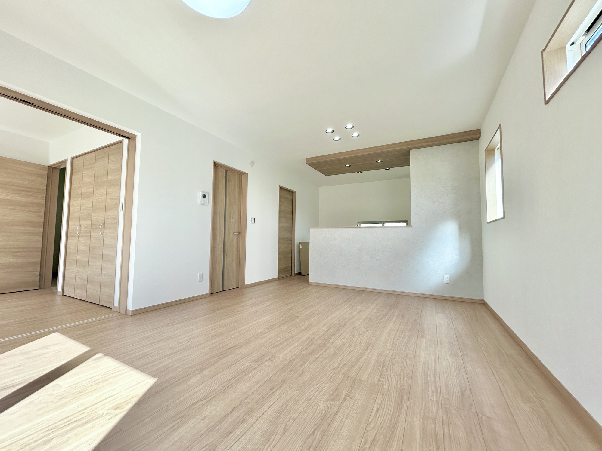 前橋市下小出町第5期　新築住宅全8棟の居間・リビング|オープンな空間を生み出す、こだわりの広がりとゆとり。家族と過ごす時間を大切にしたい方にぴったりの明るくゆとりある住空間です。窓からの日差しがリビングの隅々までしっかりと届きます！ 
