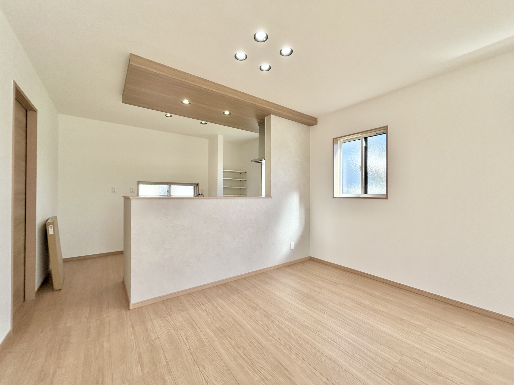前橋市下小出町第5期　新築住宅全8棟の居間・リビング|ここにはみんなが集い、食事と楽しい会話が始まる。話に夢中になりすぎて、ついつい時を忘れてしまう。そんな束の間の幸せを感じさせてくれる場所。
