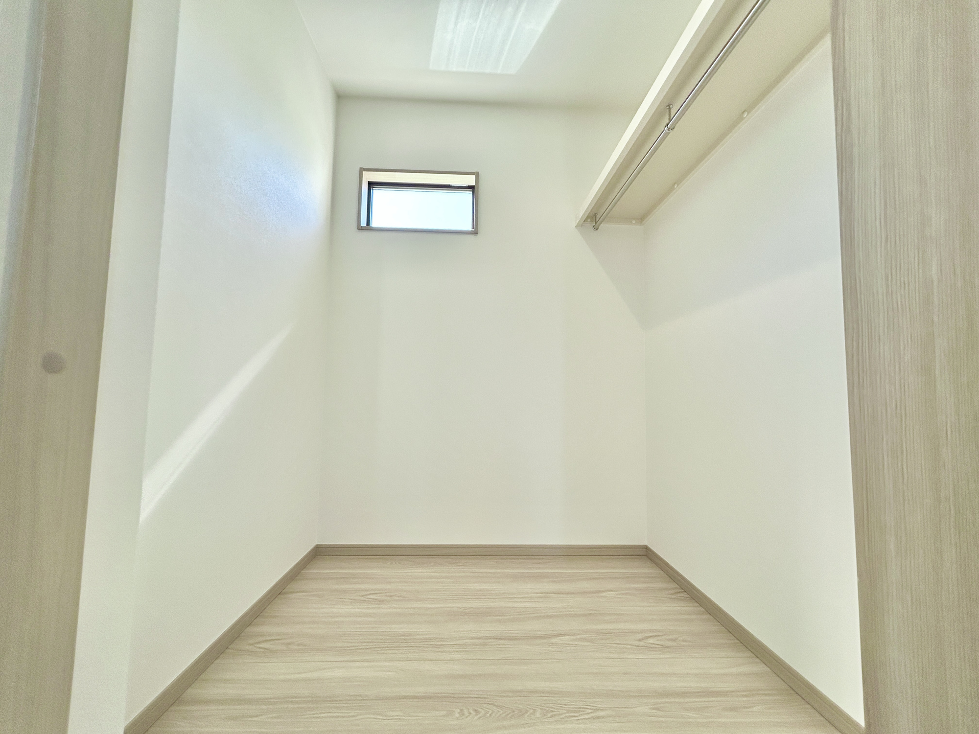 前橋市下小出町第5期　新築住宅全8棟の収納|リビングの隣には、2帖の収納スペース完備！
衣類だけでなく、箱物や思い出の品もたっぷり収納できますので、整理整頓もスムーズに。居室空間をより広々と使えます！