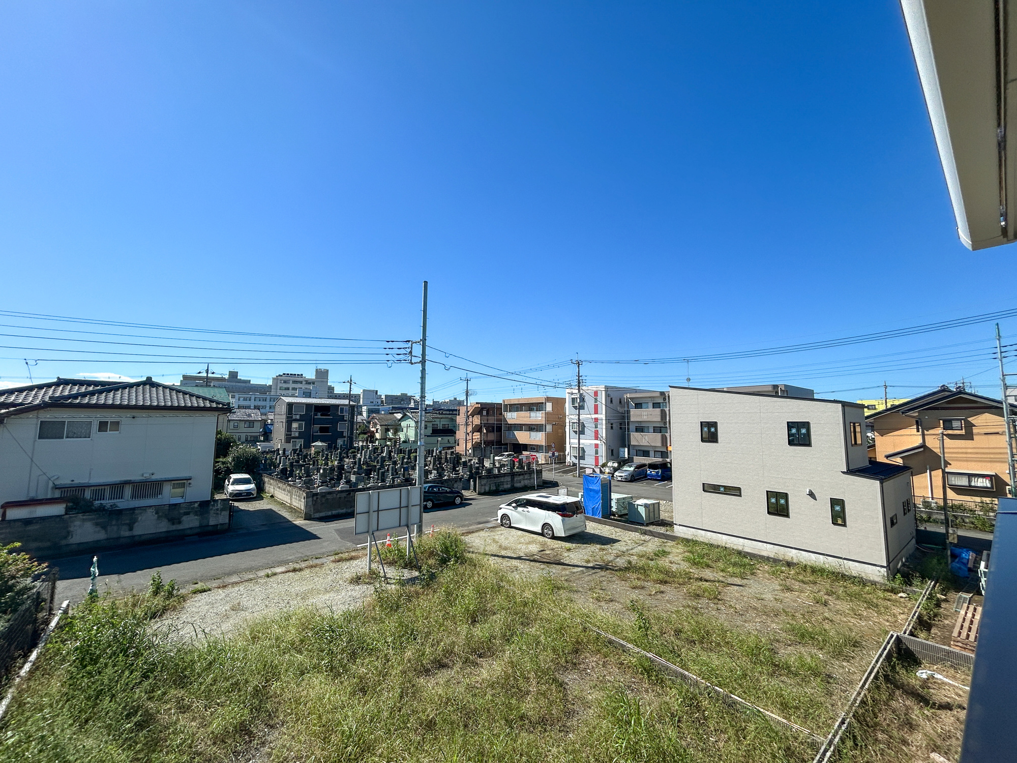 前橋市下小出町第5期　新築住宅全8棟の展望|低層の一戸建てを中心とした街並みが整然と続き、周辺は高い建物が建っていないので、採光や開放性に恵まれ、空が広く緑の多い閑静な趣を感じる環境です。