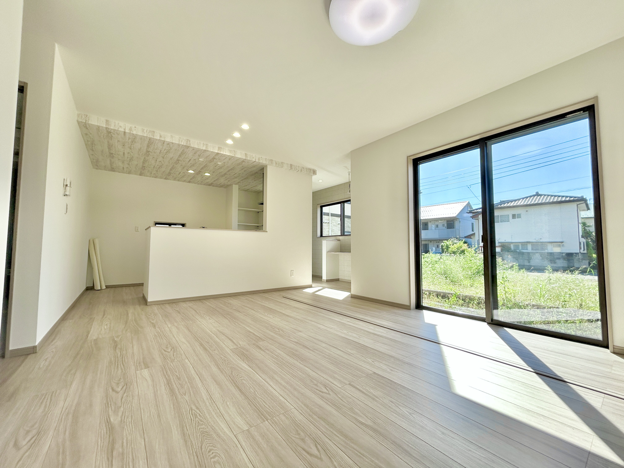 前橋市下小出町第5期　新築住宅全8棟の居間・リビング|大きく開いた窓からは、明るい陽射しが射し込みます。
爽やかな風が吹き抜ける心地良いリビングには、自然と家族が集まります。
