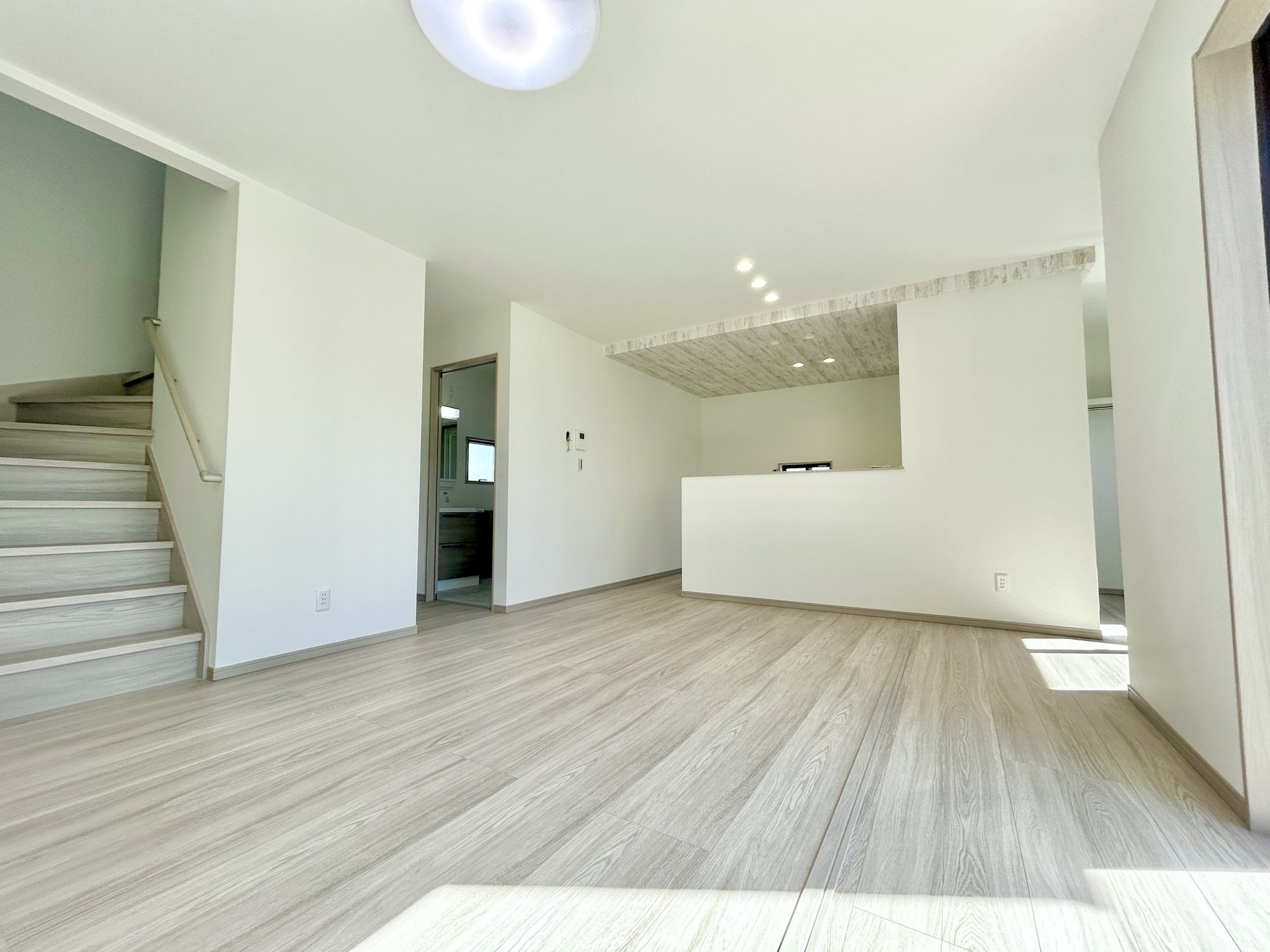 前橋市下小出町第5期　新築住宅全8棟の居間・リビング|オープンな空間を生み出す、こだわりの広がりとゆとり。家族と過ごす時間を大切にしたい方にぴったりの明るくゆとりある住空間です。南側の窓からの日差しがリビングの隅々までしっかりと届きます！ 