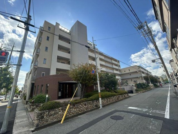 メゾン岡本南の外観|全居室に「2重サッシ」を完備。高い断熱性で年中快適＆省エネが叶うだけでなく、優れた遮音性で室内は驚くほど静か。冬場の悩ましい結露も大幅に抑制し、お部屋を常にクリーンに保てる高性能な住まいです。