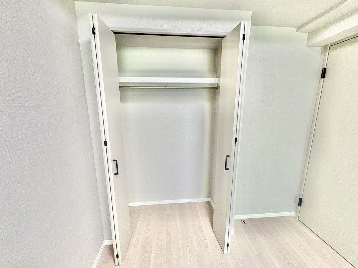 メゾン岡本南の収納|扉が大きく開く折れ戸を採用し、中の荷物を一目で配置・確認できる機能的なクローゼット。ハンガーパイプと枕棚付きで衣類や小物をすっきり一括収納でき、約4.9帖の居室を余すことなく広く使えます。