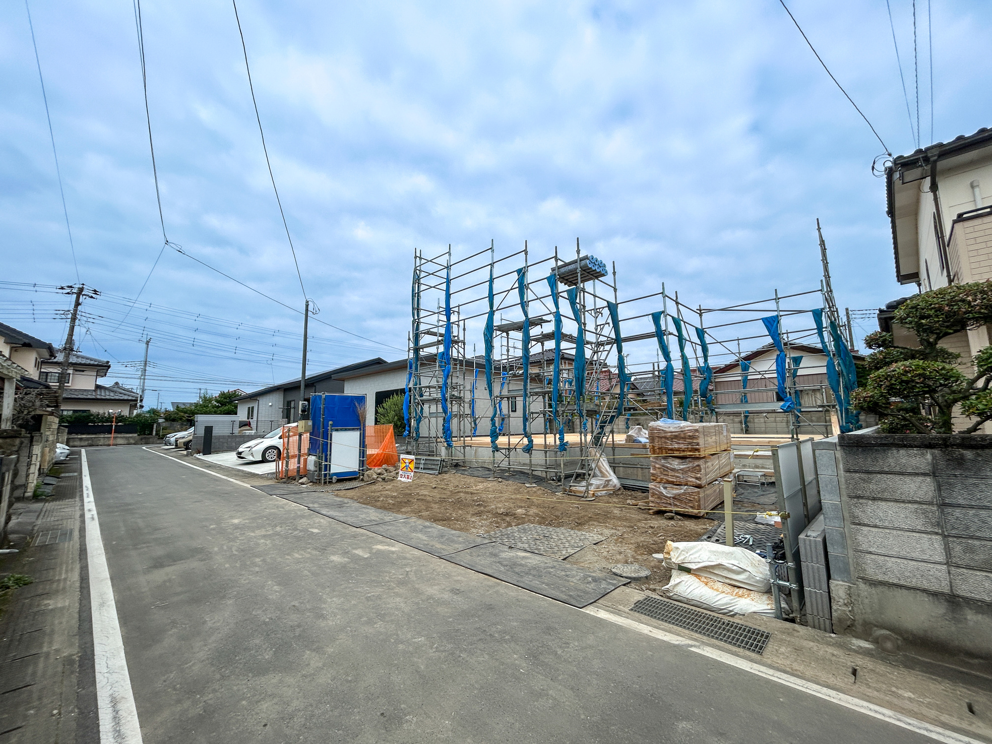 高崎市沖町　新築住宅全1棟の前面道路含む現地写真|閑静な住宅地で子育て家族にピッタリ。毎日のお散歩も快適な緑に恵まれたエリアで、自然に包まれた穏やかな暮らしを実現するための、ゆとりある住環境が整っています。

