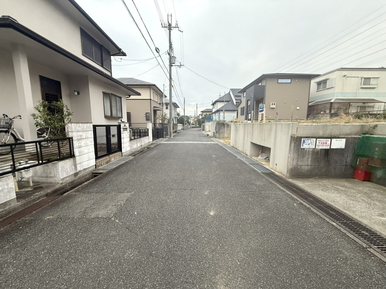 三田市弥生が丘３丁目土地の前面道路含む現地写真