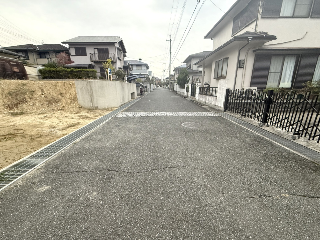 三田市弥生が丘３丁目土地の前面道路含む現地写真