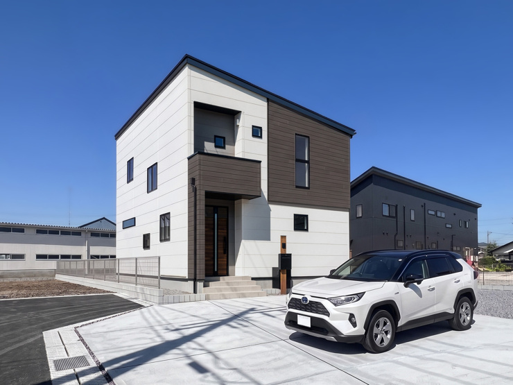 【6号棟:外観完成イメージ】明るく爽やかなホワイトに、グレーとカーキを組み合わせた洗練された外観です。※こちらの画像は実際の現場写真にCG合成したイメージです。