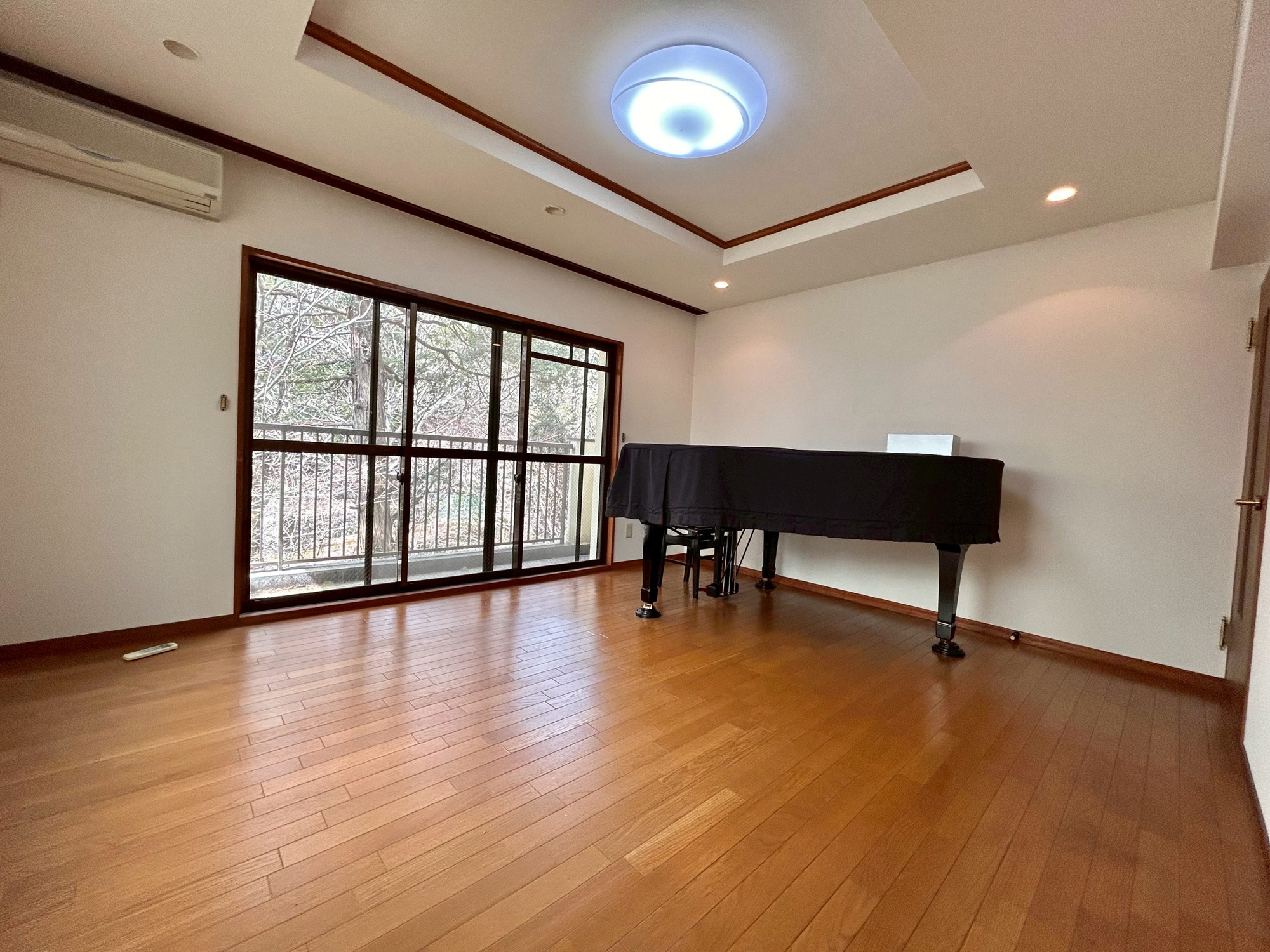 住吉山手八丁目戸建の居間・リビング|B１Fの約10帖の洋室です。
使いやすい広さがあり外からは川のせせらぎが聞こえる癒し空間となっております。
